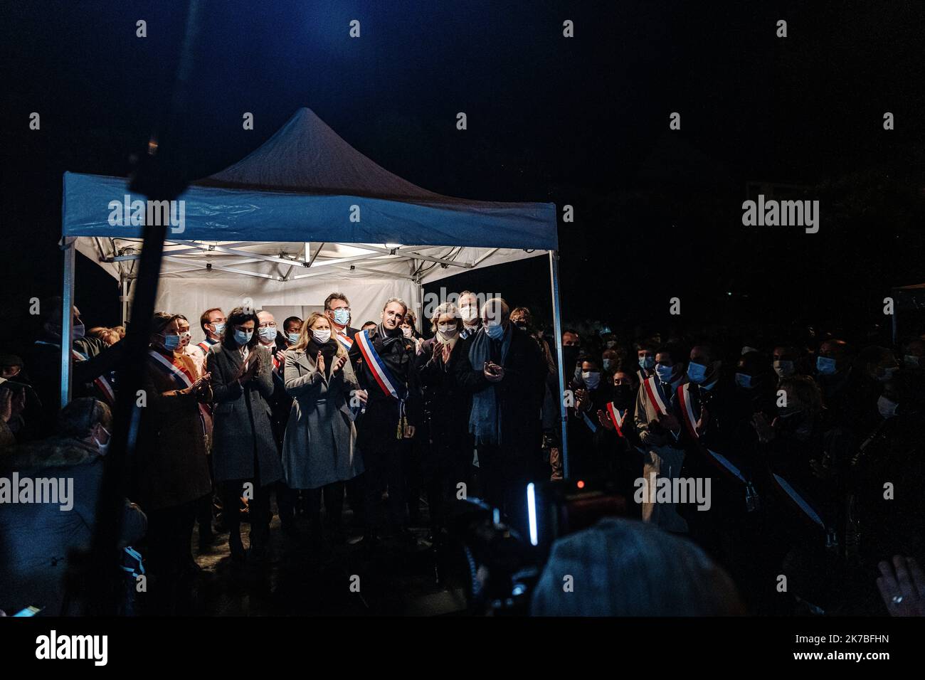 ©Jan Schmidt-Whitley/Le Pictorium/MAXPPP - Jan Schmidt-Whitley/Le Pictorium - 20/10/2020 - Frankreich / Yvelines / Conflans-Saint-Honorine - des Milliers de personnes se sont rassemblees mardi soir a Conflans-Saint-Honorine pour une marche Blanche en Hommage a Samuel Paty. La foule s'est massee vers 18h30 devant le college Le Bois-d'Aulne, ou le professeur de 47 ans enseignait. Quelque 6 000 personnes etaient presentes, selon of estimations de gendarmes sur place. / 20/10/2020 - Frankreich / Yvelines (französisches Departement) / Conflans-Saint-Honorine - Tausende von Menschen versammelten sich am Dienstagabend in Confl Stockfoto