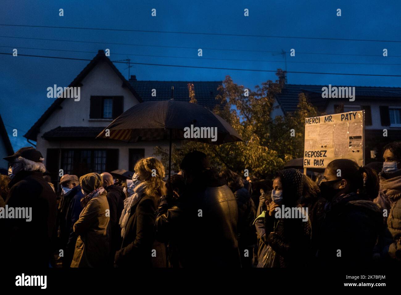 ©Michael Bunel / Le Pictorium/MAXPPP - Michael Bunel / Le Pictorium - 20/10/2020 - Frankreich / Yvelines / Conflans-Saint-Honorine - Les Gens assistent a une marche commemorative en Hommage au professeur d'histoire decapite la semaine derniere. Samuel Paty a ete decapite vendredi par un refugie tchetche de 18 ans, ne a Moscou, qui a ensuite ete abattu par la Police. Les responsables de la Police ont declare que Paty avait discute des caricatures du prophete de l'Islam Mohamet avec sa classe, ce qui a Conduit a des menaces. 20 Oktobre 2020. Conflans-Sainte-Honorine. Frankreich. / 20/10/2020 - Frankreich Stockfoto