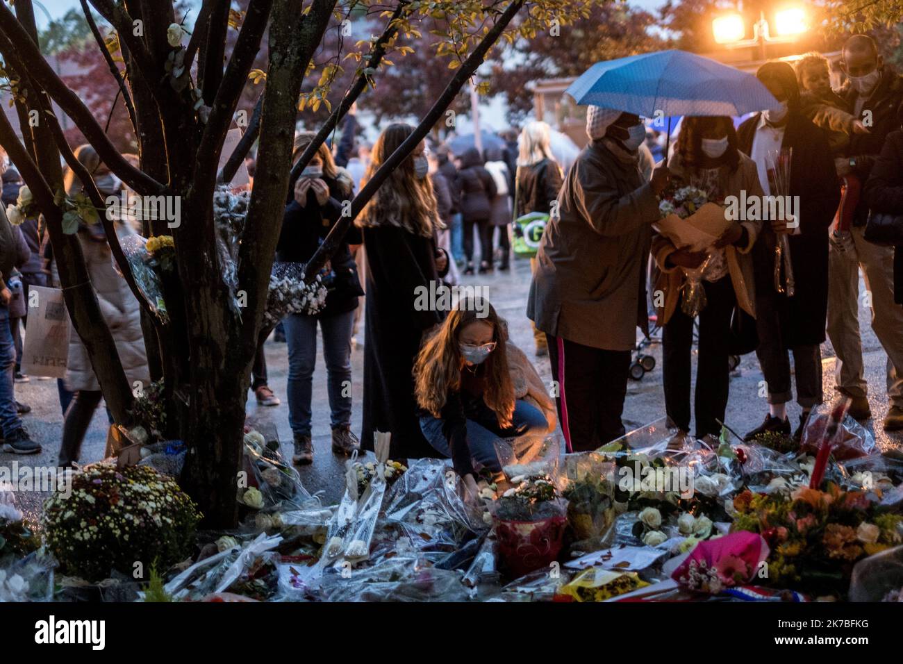 ©Michael Bunel / Le Pictorium/MAXPPP - Michael Bunel / Le Pictorium - 20/10/2020 - Frankreich / Yvelines / Conflans-Saint-Honorine - Les gens viennent depositer des gerbes de fleurs, bougies, dessins et temoignages devant le college du Bois d'Aulne en Hommage au professeur d'histoire decapite la semaine derniere. Samuel Paty a ete decapite vendredi par un refugie tchetche de 18 ans, ne a Moscou, qui a ensuite ete abattu par la Police. Les responsables de la Police ont declare que Paty avait discute des caricatures du prophete de l'Islam Mohamet avec sa classe, ce qui a Conduit a des menaces. 20 oc Stockfoto