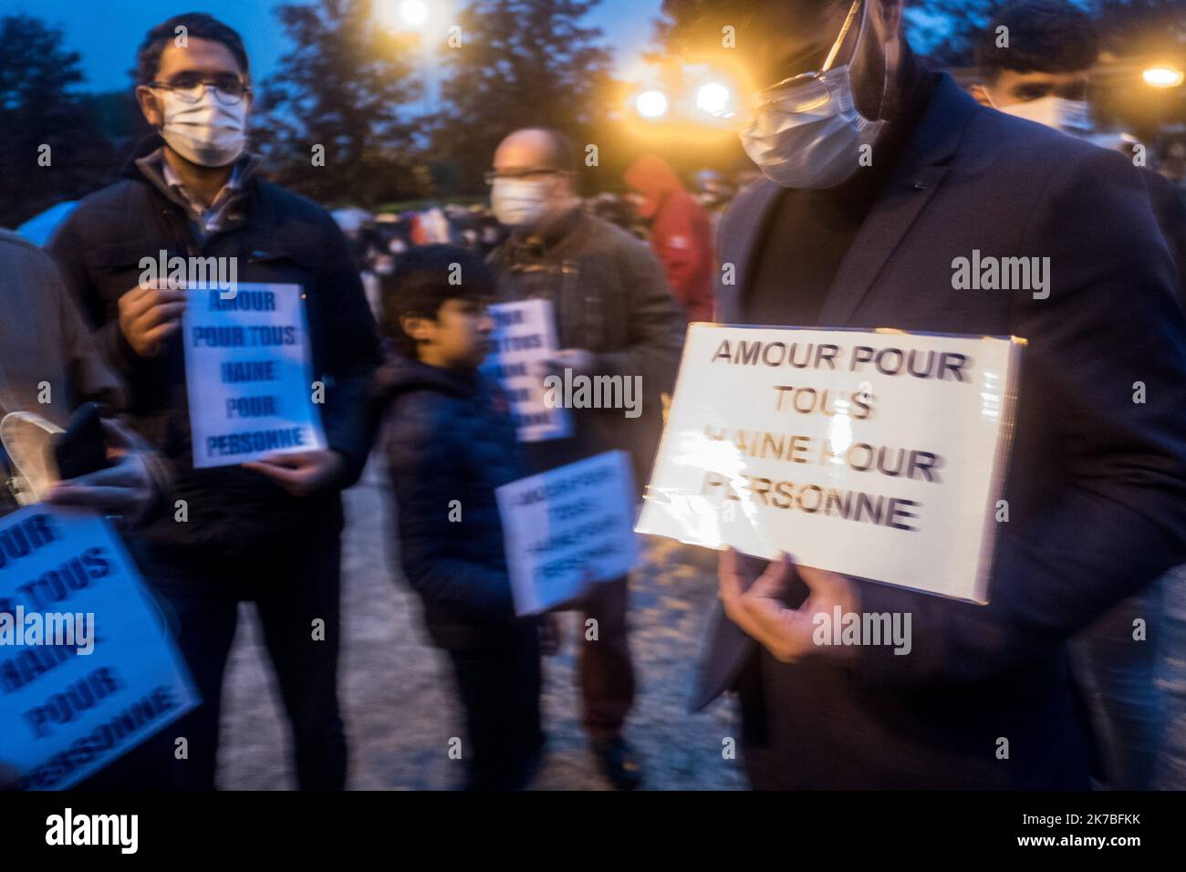 ©Michael Bunel / Le Pictorium/MAXPPP - Michael Bunel / Le Pictorium - 20/10/2020 - Frankreich / Yvelines / Conflans-Saint-Honorine - Les gens tiennent des affiches indiquant -L'amour pour tous, la haine pour personne- lors d'une marche commemorative en Hommage au professeur d'histoire decapite la semaine derniere. Samuel Paty a ete decapite vendredi par un refugie tchetche de 18 ans, ne a Moscou, qui a ensuite ete abattu par la Police. Les responsables de la Police ont declare que Paty avait discute des caricatures du prophete de l'Islam Mohamet avec sa classe, ce qui a Conduit a des menaces. 20 Stockfoto