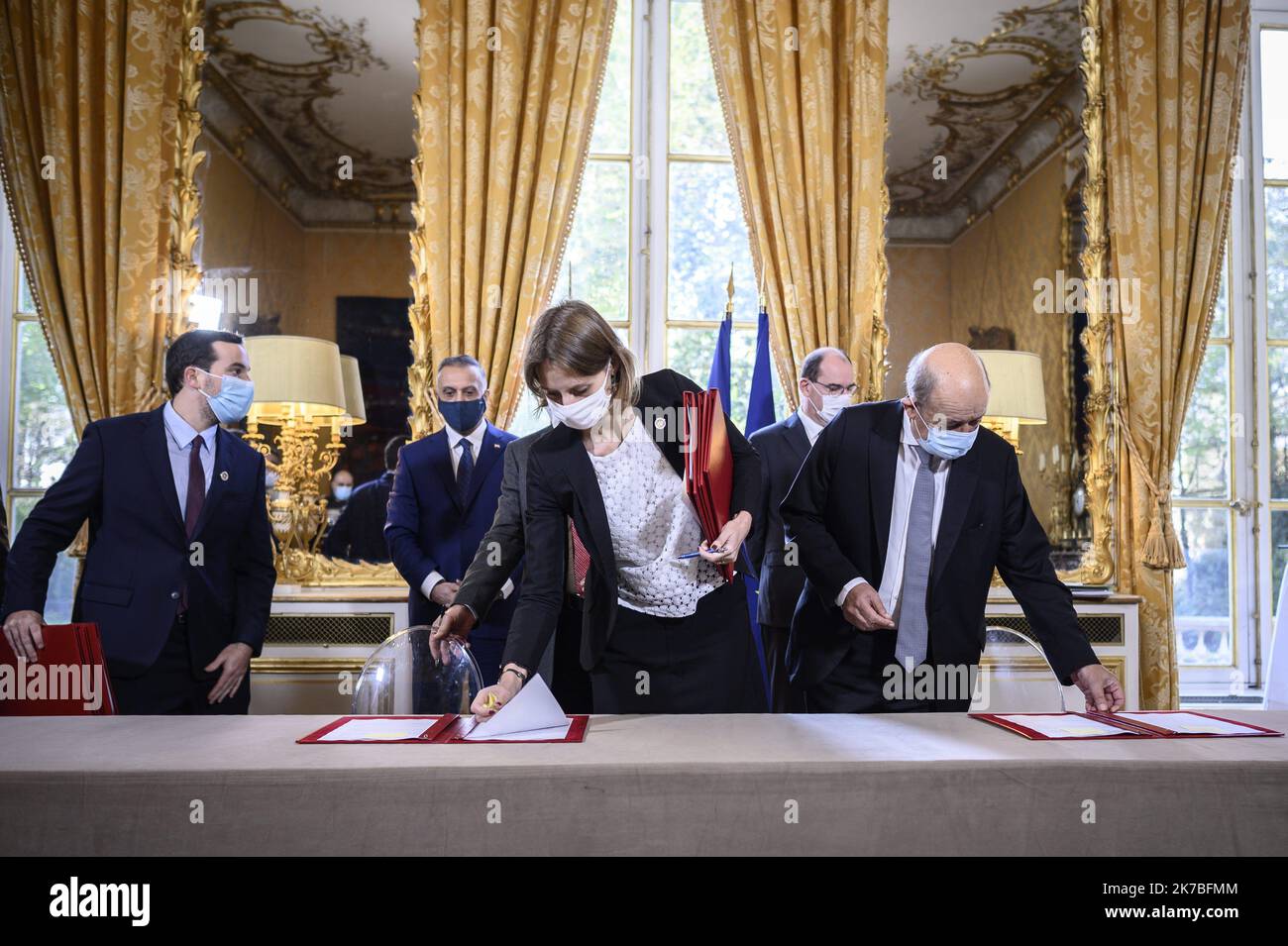 @ Pool/ Eliot Blondt/Maxppp, Frankreich, paris, 2020/10/19 Premierminister Jean Castex, irakischer Premierminister Moustafa al-Kazimi, Henri Poupart-Lafarge und Mohammed Kerim al-Khafaji, Landwirtschaftsminister der Republik Irak, nehmen an einer Unterzeichnungszeremonie für Verträge und Wirtschaftsabkommen im Hotel de Matignon in Paris, Frankreich, am 19. Oktober 2020, Teil. Nach dem Treffen des französischen Premierministers Jean Castex mit dem irakischen Premierminister Moustafa al-Kazimi. Stockfoto