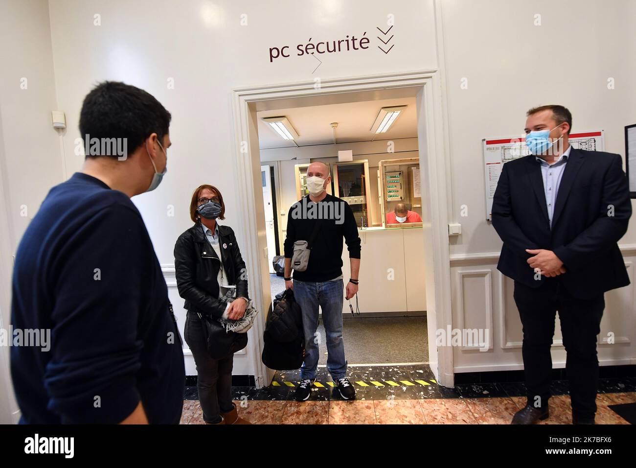 ©PHOTOPQR/VOIX DU Nord/PHILIPPE PAUCHET ; 21/10/2020 ; LILLE un couple passe une nuit à l'opéra PHOTO PHILIPPE PAUCHET LA VOIX DU Nord Célia et son compagnon vont dormir ce mercredi soir dans l’opéra de Lille après avoir remporté un concours inédit. - Célia und ihre Gefährtin werden an diesem Mittwochabend im Opernhaus von Lille schlafen, nachdem sie einen beispiellosen Wettbewerb FRANCE LILLE OCT 21 2020 gewonnen haben Stockfoto