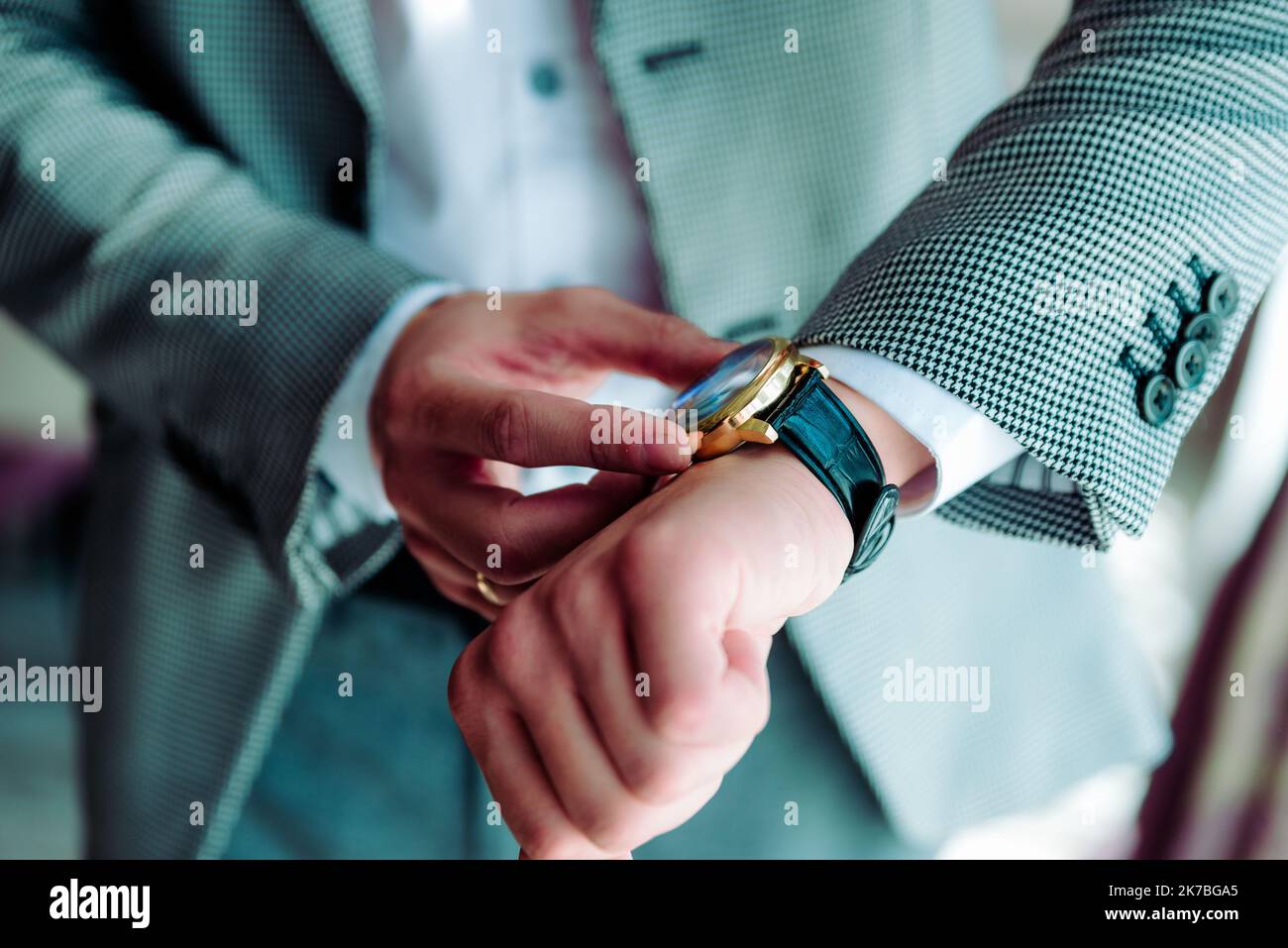 Geschäftsmann Kontrolle Zeit auf seine Armbanduhr, Mann setzt auf Hand, Bräutigam, am Morgen bereit, vor der Trauung Stockfoto