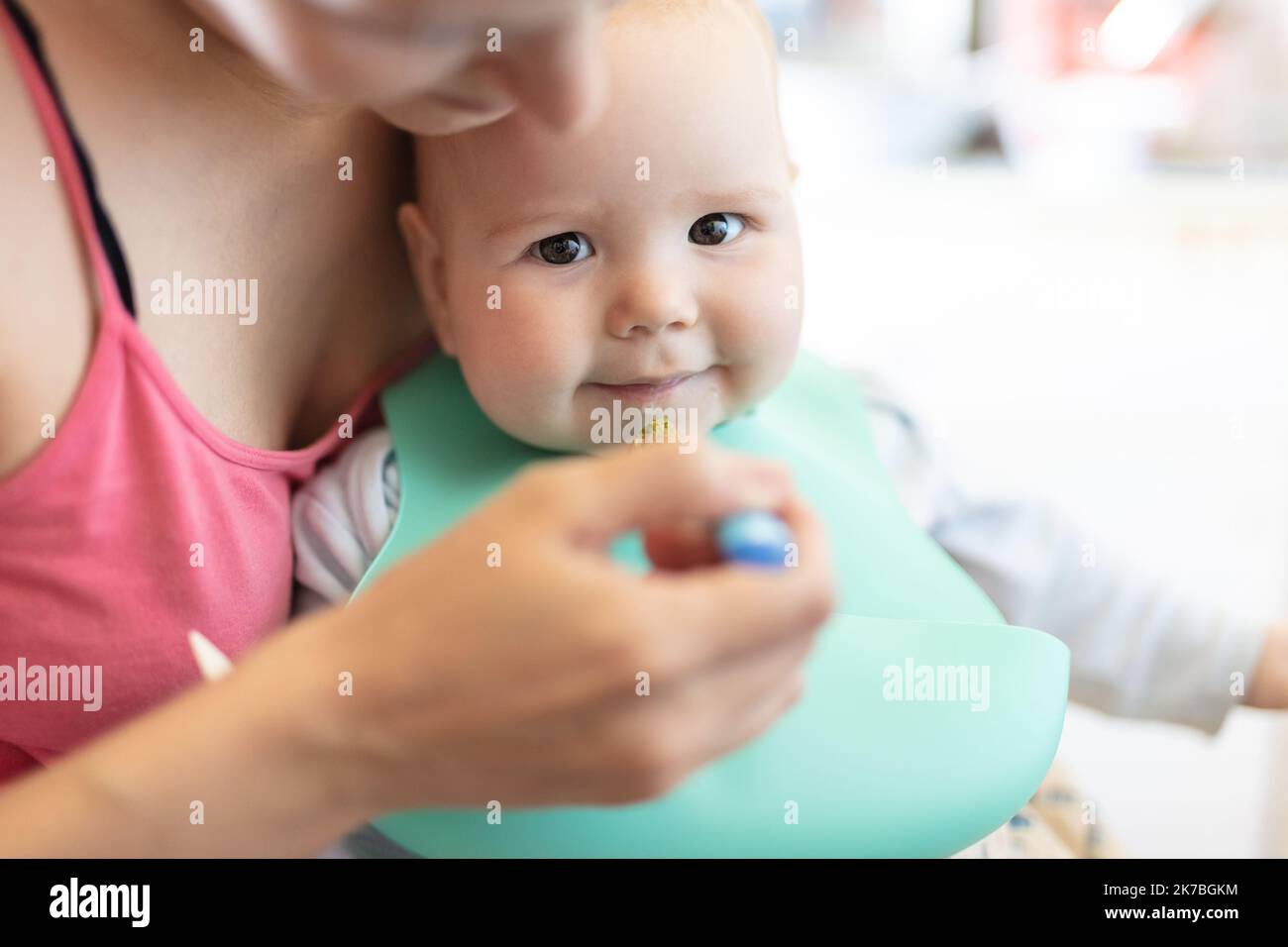 Mutter Fütterung niedlichen Baby Mädchen mit Löffel Stockfoto