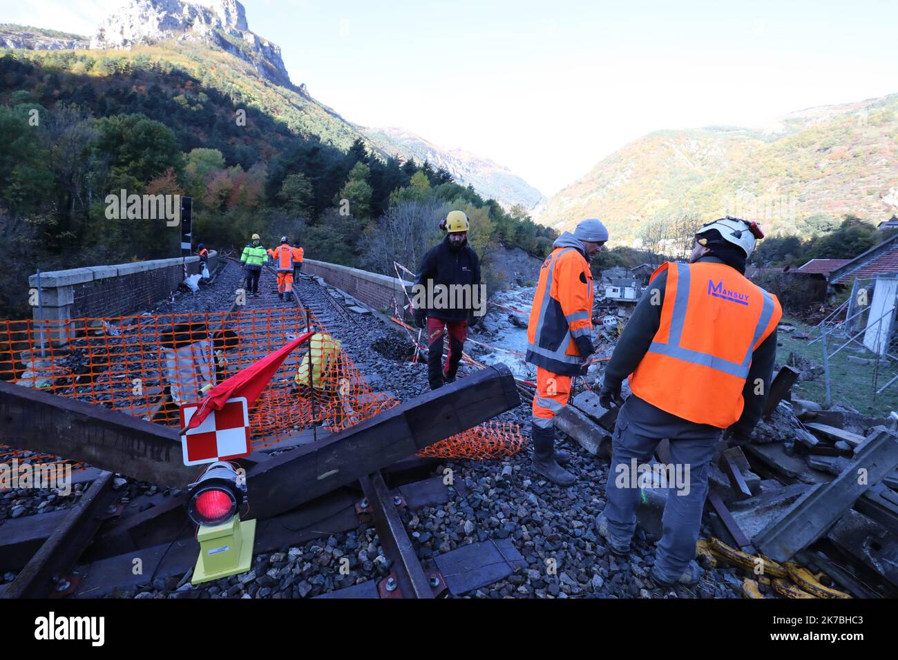 ©PHOTOPQR/NICE MATIN/Eric Ottino ; schön ; 27/10/2020 ; Suite Tempête Alex Haute Roya - Tende St Dalmas - Routen Coupées - Retour du train - Eau potable - Distribution alimentaire - Alex Sturm Schäden in der Süden von Frankreich . Stockfoto