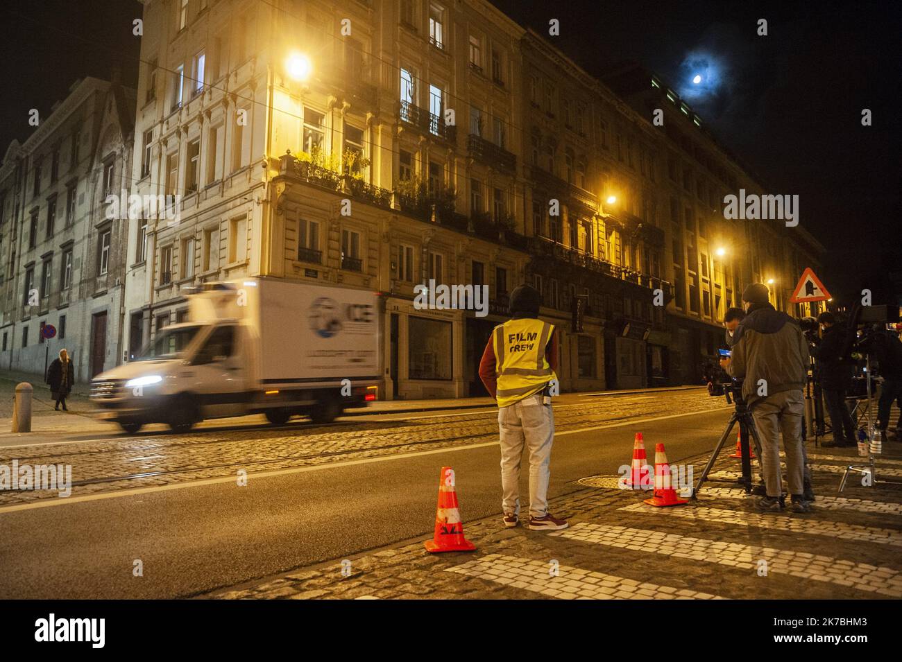 ©Nicolas Landemard / Le Pictorium/MAXPPP - Nicolas Landemard / Le Pictorium - 27/10/2020 - Belgique / Bruxelles - Une equipe de tournage dans la capitale de nuit. Alors que le monde de la culture en generale subie de plein fouet la crise de la 2eme Vague de Coronavirus, alors que le gouvernment vient de decretter la fermeture des lieux de spectacles y compris les Kinos, quelques productions resistent encore malgre la tourmente. / 27/10/2020 - Belgien / Brüssel - Eine Filmcrew in der Hauptstadt bei Nacht. Während die Welt der Kultur im Allgemeinen die volle Last der Krise der Welle von 2. erlitten hat Stockfoto