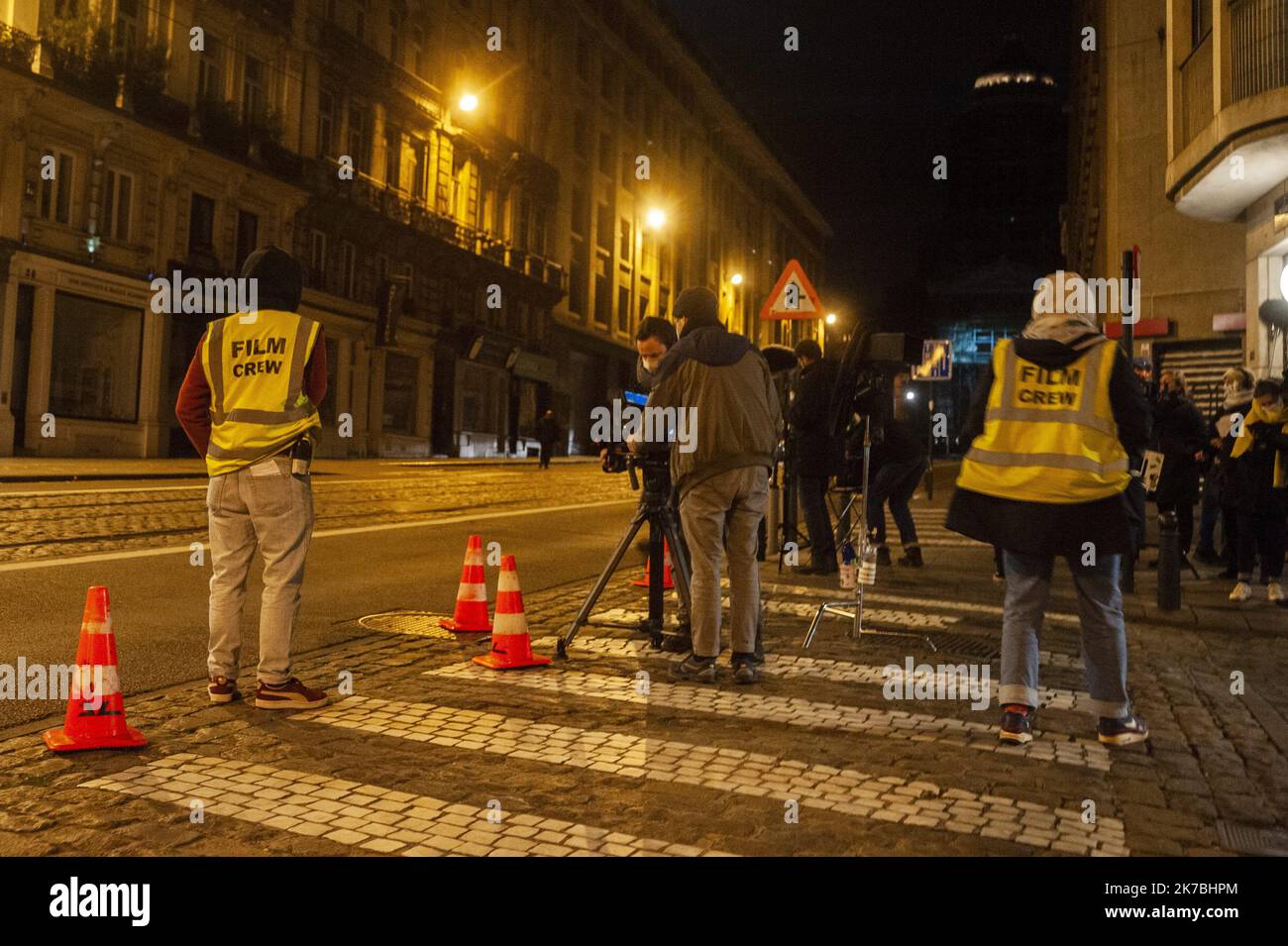 ©Nicolas Landemard / Le Pictorium/MAXPPP - Nicolas Landemard / Le Pictorium - 27/10/2020 - Belgique / Bruxelles - Une equipe de tournage dans la capitale de nuit. Alors que le monde de la culture en generale subie de plein fouet la crise de la 2eme Vague de Coronavirus, alors que le gouvernment vient de decretter la fermeture des lieux de spectacles y compris les Kinos, quelques productions resistent encore malgre la tourmente. / 27/10/2020 - Belgien / Brüssel - Eine Filmcrew in der Hauptstadt bei Nacht. Während die Welt der Kultur im Allgemeinen die volle Last der Krise der Welle von 2. erlitten hat Stockfoto