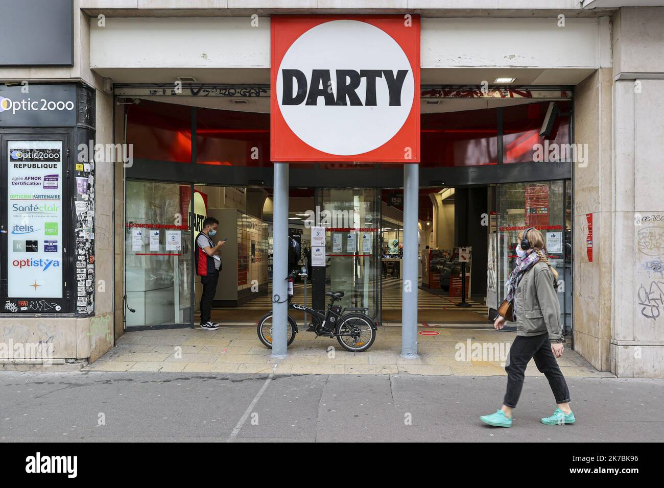 ©Sebastien Muylaert/MAXPPP - Illustration d'un magasin Darty ouvert malgre le Debut du deuxieme confinement Suite a la recrudescence de l'épidemie du covid 19. Paris, 30.10.2020 - Frankreich, 30. 2020. oktober - Neue Sperre gegen die Ausbreitung der Covid-19-Pandemie bis 1. 2020. dezember Stockfoto