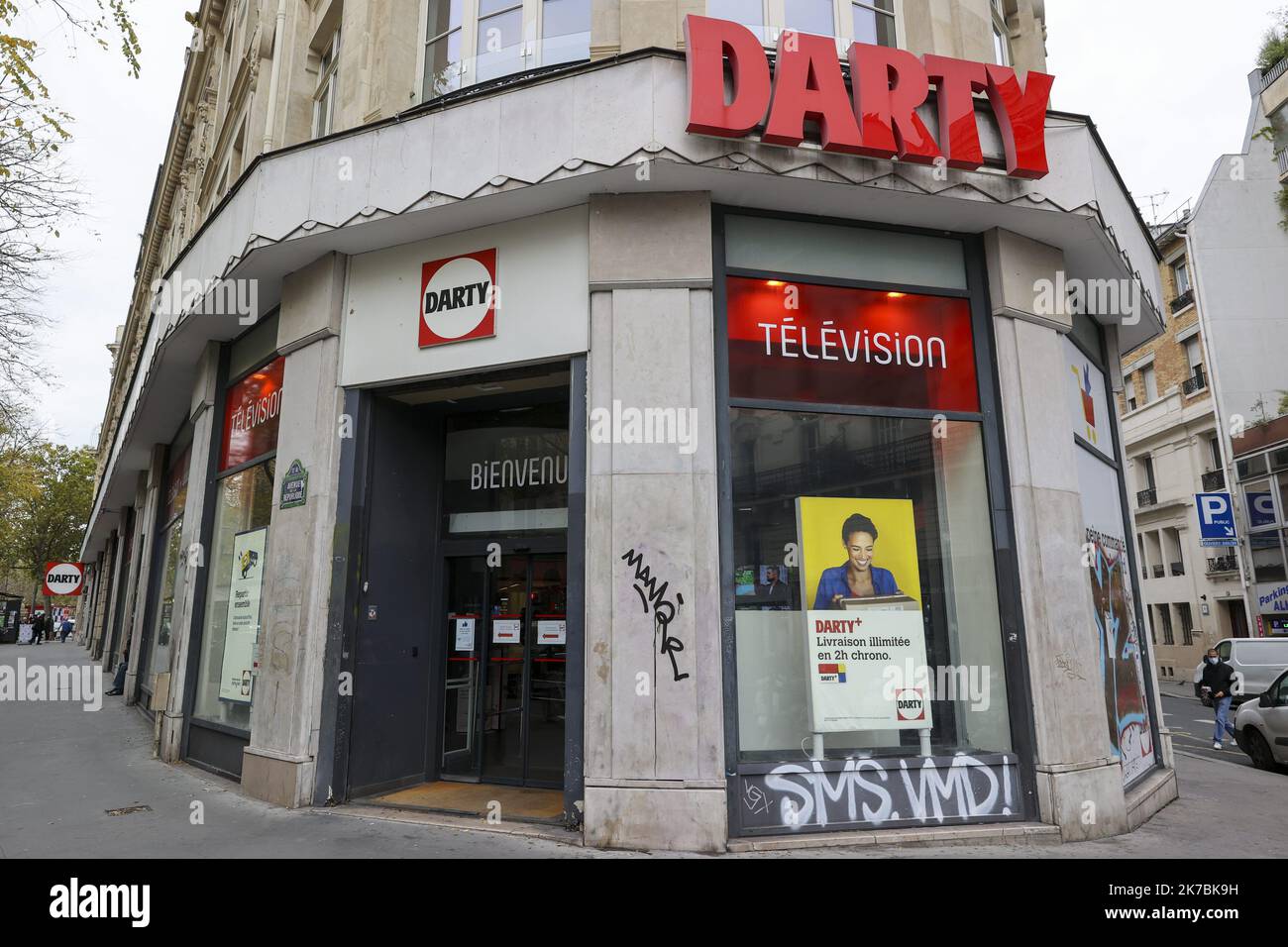 ©Sebastien Muylaert/MAXPPP - Illustration d'un magasin Darty ouvert malgre le Debut du deuxieme confinement Suite a la recrudescence de l'épidemie du covid 19. Paris, 30.10.2020 - Frankreich, 30. 2020. oktober - Neue Sperre gegen die Ausbreitung der Covid-19-Pandemie bis 1. 2020. dezember Stockfoto