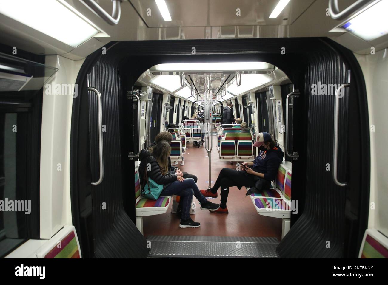 ©PHOTOPQR/LE PARISIEN/Olivier Arandel ; Paris ; 30/10/2020 ; Paris, vendredi 30 octobre 2020 1er jour du 2e confinement illustrations dans les rues de Paris Mérro Ligne 1 - Paris as second national Lockdown Oct 30 2020 Stockfoto