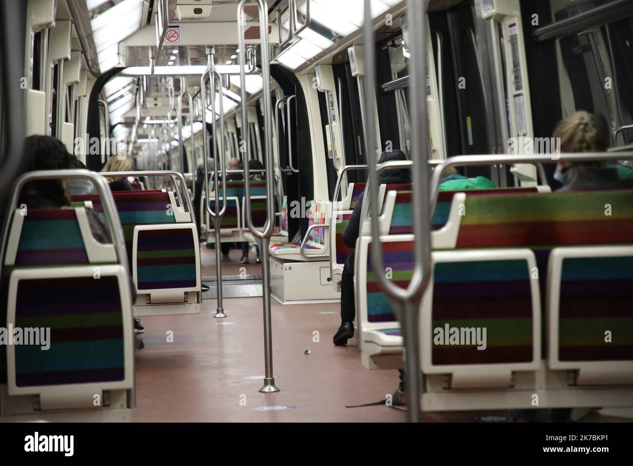 ©PHOTOPQR/LE PARISIEN/Olivier Arandel ; Paris ; 30/10/2020 ; Paris, vendredi 30 octobre 2020 1er jour du 2e confinement illustrations dans les rues de Paris Mérro Ligne 1 - Paris as second national Lockdown Oct 30 2020 Stockfoto