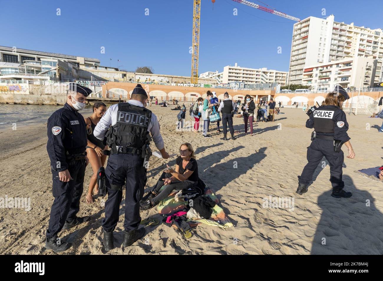 â©PHOTOPQR/LA PROVENCE/SPEICH FrÃƒÂ©dÃƒÂ©ric ; Marseille ; 31/10/2020 ; Pandemie de Coronavirus COVID 19 Operation de Police pour controler les exeptions de sortie en periode de confinement Ici Plage des Catalans - Frankreich, 31. 2020. oktober - Neue Sperre gegen die Ausbreitung der Covid-19-Pandemie bis 1. 2020. dezember Kontrolle der Ausreisegenehmigung am Strand Stockfoto