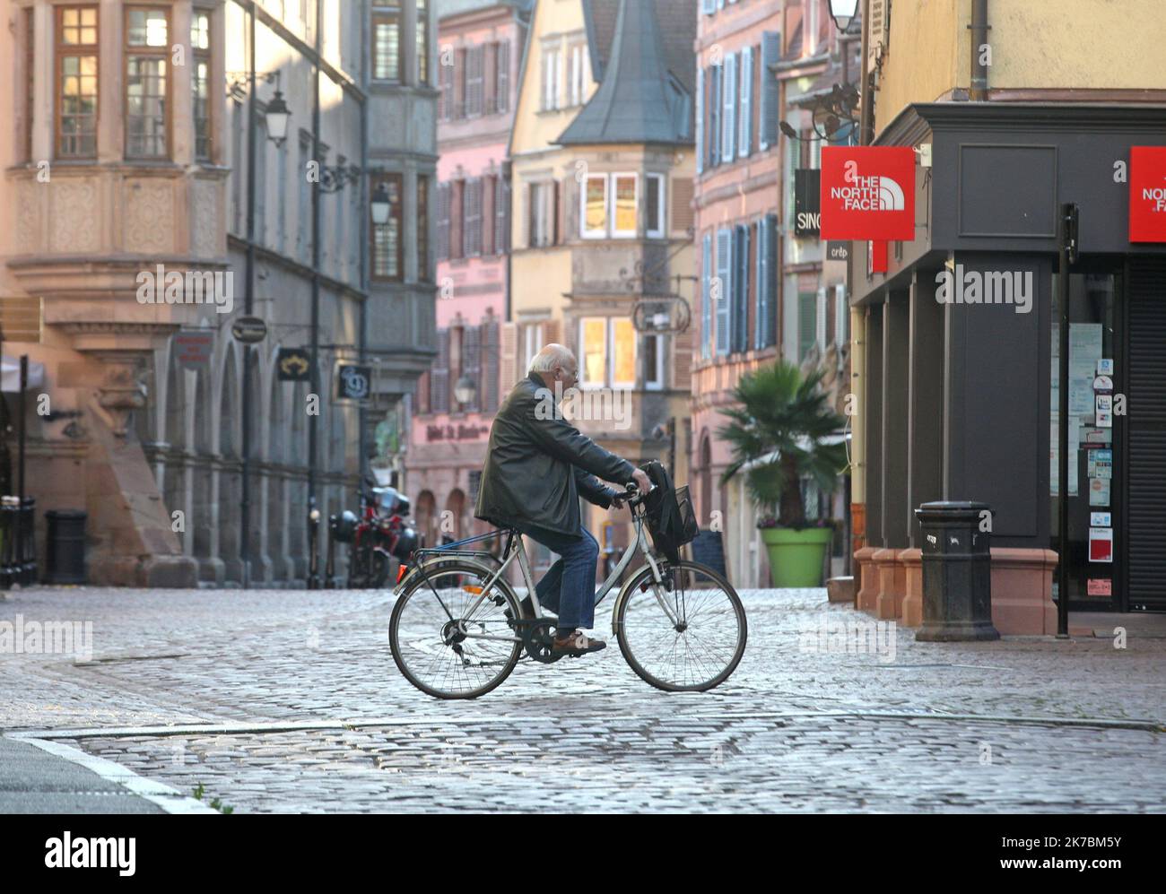 ©PHOTOPQR/L'ALSACE/Jean-Marc LOOS ; Colmar ; 31/10/2020 ; La Grand'rue dans le Centre ville de Colmar quasi déserte avec ses commerces fermés car considérés comme non undispensables en cette période de reconfinement . - Frankreich, 31. 2020. oktober - Neue Sperre gegen die Ausbreitung der Covid-19-Pandemie bis 1. 2020. dezember Stockfoto