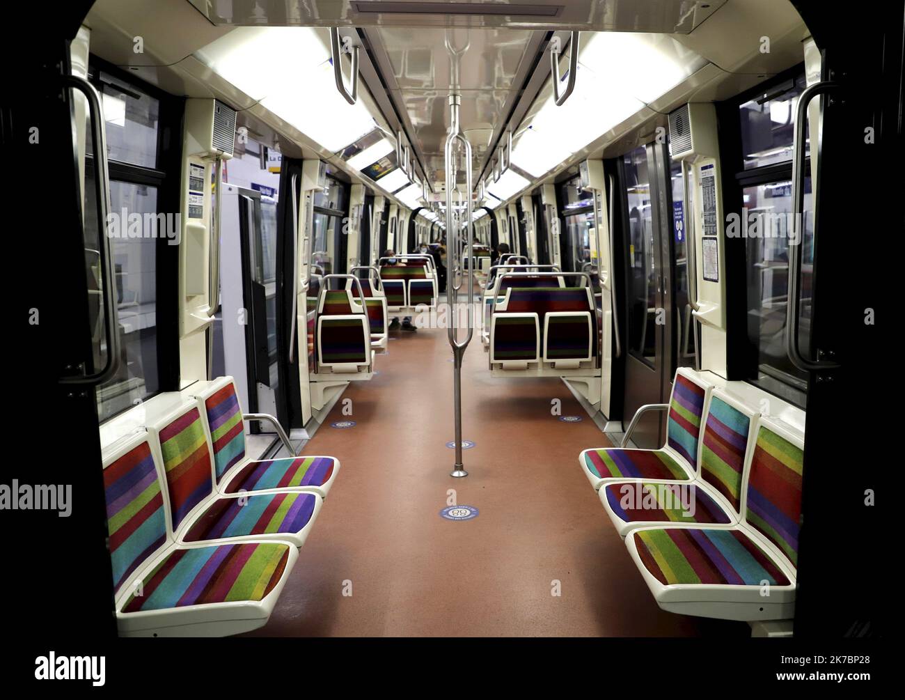 ©PHOTOPQR/LE PARISIEN/Delphine Goldsztejn ; PARIS ; 02/11/2020 ; Confinement, Le métro ligne 1 Le 02/11/2020 Foto : Delphine Goldsztejn Frankreich, 02. November 2020- Neue Sperre gegen covid-19 Pandemie Ausbreitung, bis dez 1. 2020 Stockfoto