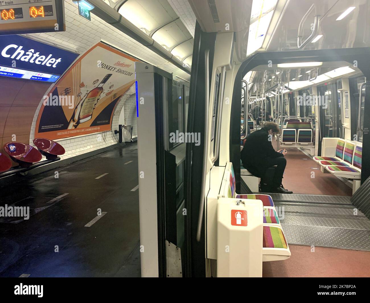 ©PHOTOPQR/LE PARISIEN/Delphine Goldsztejn ; PARIS ; 02/11/2020 ; Confinement, Le métro ligne 1 Le 02/11/2020 Foto : Delphine Goldsztejn Frankreich, 02. November 2020- Neue Sperre gegen covid-19 Pandemie Ausbreitung, bis dez 1. 2020 Stockfoto