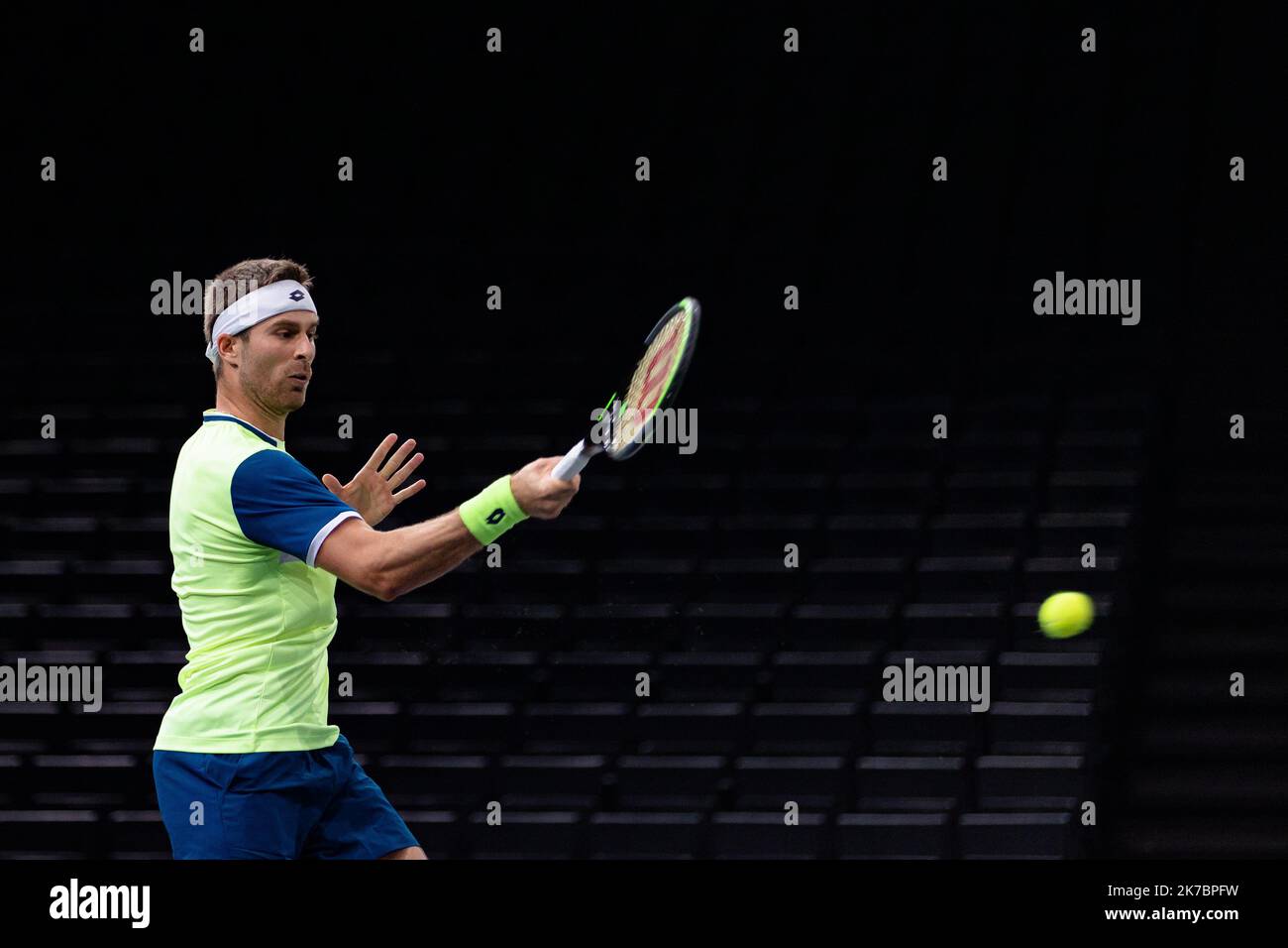 Aurelien Morissard / IP3; Paris, France le 3 novembre 2020 - Le Slovaque Norbert GOMBOS joue une balle contre le Belge David GOFFIN lors du deuxieme Tour de match de Tennis en simple masculin au deuxieme jour du tournoi de Tennis en salle ATP World Tour Masters 1000 - Paris Masters (Paris Bercy) - A l Arena AccorHotels. Norbert GOMBOS aus der Slowakei kehrt am 2. November 2 2 beim ATP World Tour Masters 1000 - Paris Masters (Paris Bercy) - Indoor-Tennisturnier in der AccorHotels Arena in Paris gegen den Belgier David GOFFIN im Rahmen des zweiten Tennisturniers der Herren-Einzelspiele zurück Stockfoto