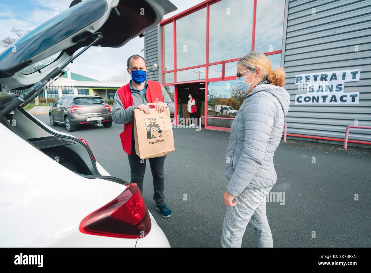 ©PHOTOPQR/LA MONTAGNE/Jérémie FULLERINGER ; ; 04/11/2020 ; Achats de Noel, cadeaux, jeux, King Jouet, Click and Collect, confinement, reconfinement, epidemie pandemie Coronavirus COVID-19, Aurillac, 04/11/2020. Foto Jeremie Fulleringer Click et Collect ist ein System, mit dem Sie Einkäufe nach einer Online-Bestellung wiederherstellen können Stockfoto