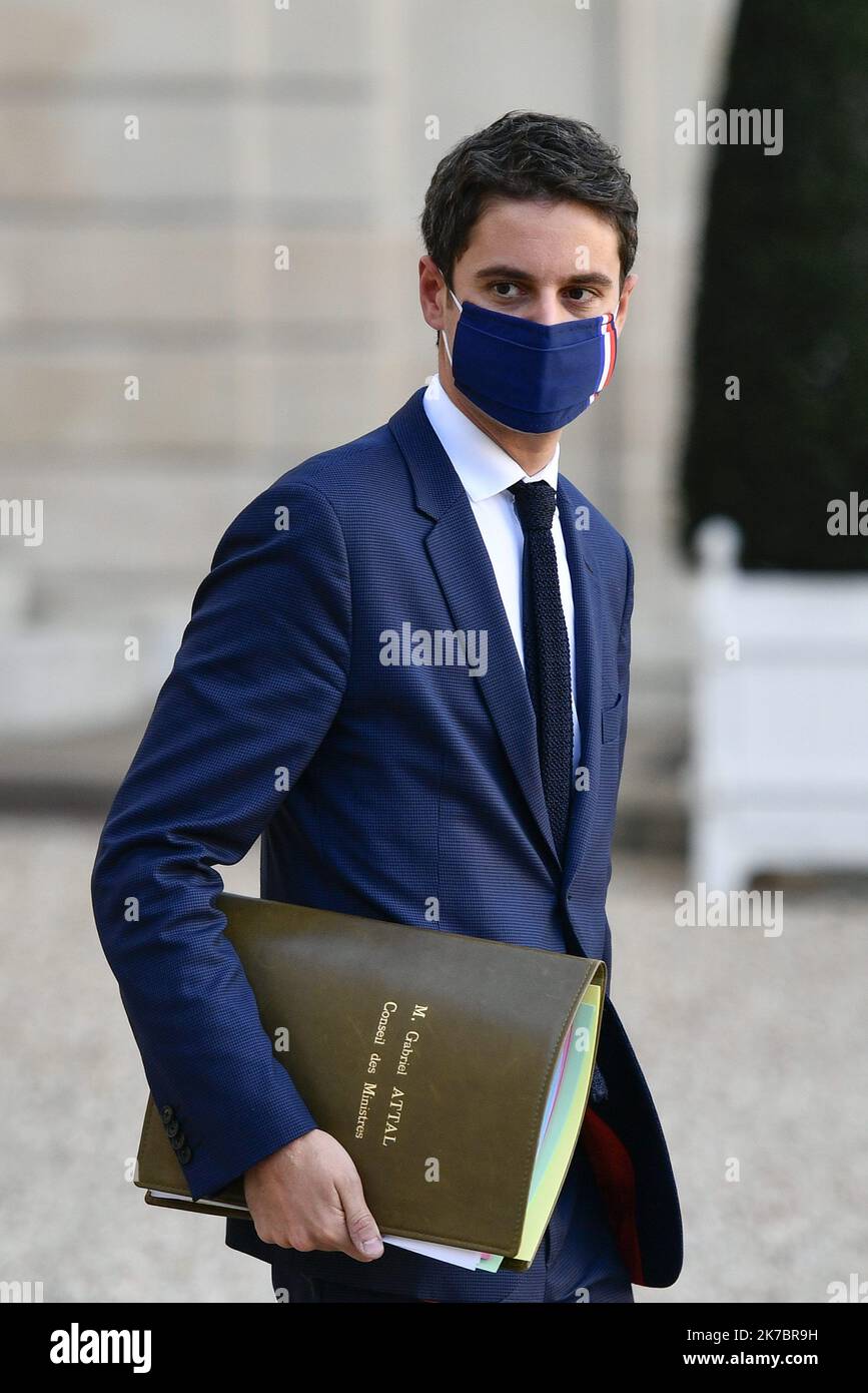 ©Julien Mattia / Le Pictorium/MAXPPP - Julien Mattia / Le Pictorium - 4/11/2020 - Frankreich / Ile-de-France / Paris - M. Gabriel ATTAL, Porte-parole du Gouvernement en sortie du Conseil des Ministres du 04 Novembre 2020 / 4/11/2020 - Frankreich / Ile-de-France (Region) / Paris - Herr Gabriel ATTAL, Regierungssprecher am Ende des Ministerrats vom 04. November 2020 Stockfoto