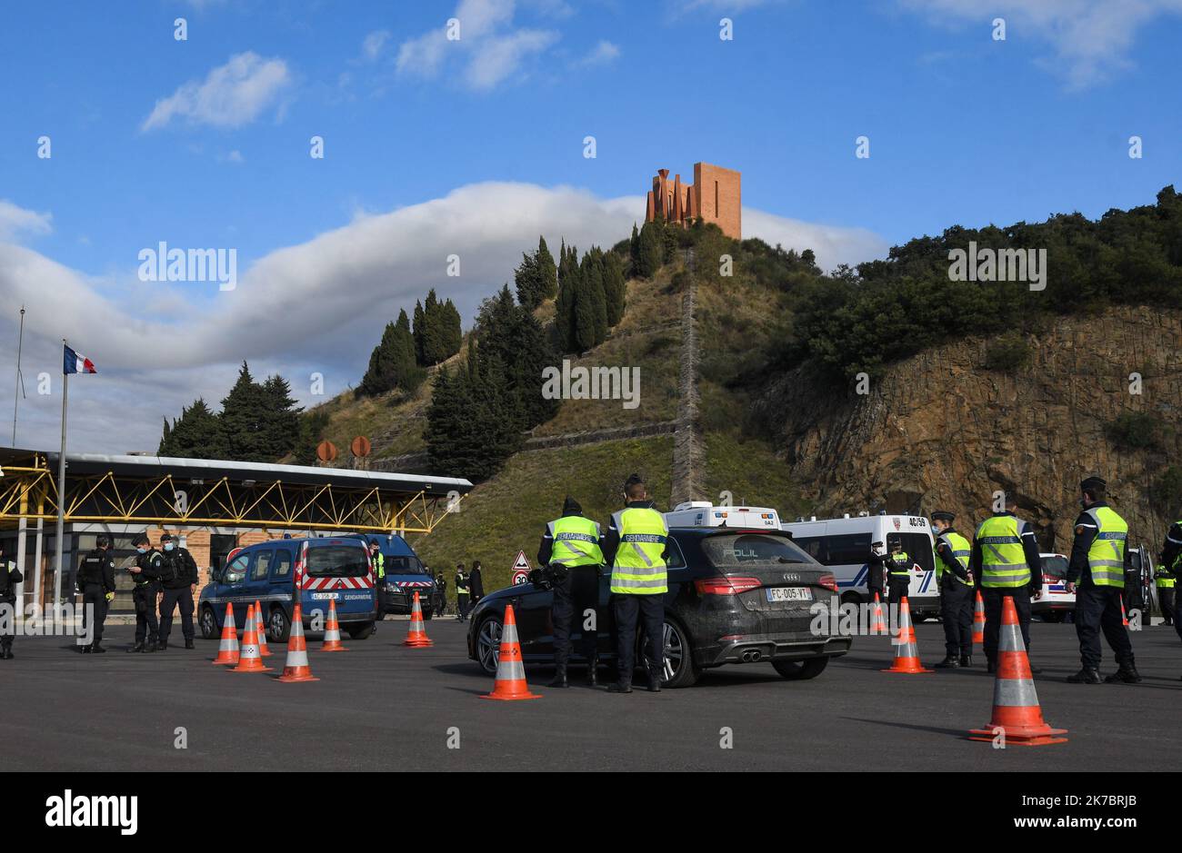 ©PHOTOPQR/L'INDEPENDANT/Clementz Michel ; LE PERTHUS ; 05/11/2020 ; LE PERTHUS LE 5 NOVEMBRE 2020 / POLITIQUE / DEPLACEMENT DU PRESIDENT DE LA REPUBLIQUE FRANCAISE EMMANUEL MACRON AU POSTE FRONTIERE AVEC L'ESPAGNE DU PERTHUS DANS LES PYRENEES-ORIENTALES / VISITE DES EFFECTIFS ET DU CCPD / ILLUSTRATION / OPERATION DE CONTROLES - 2020/11/05. Der Französische Präsident Emmanuel Macron. Stockfoto