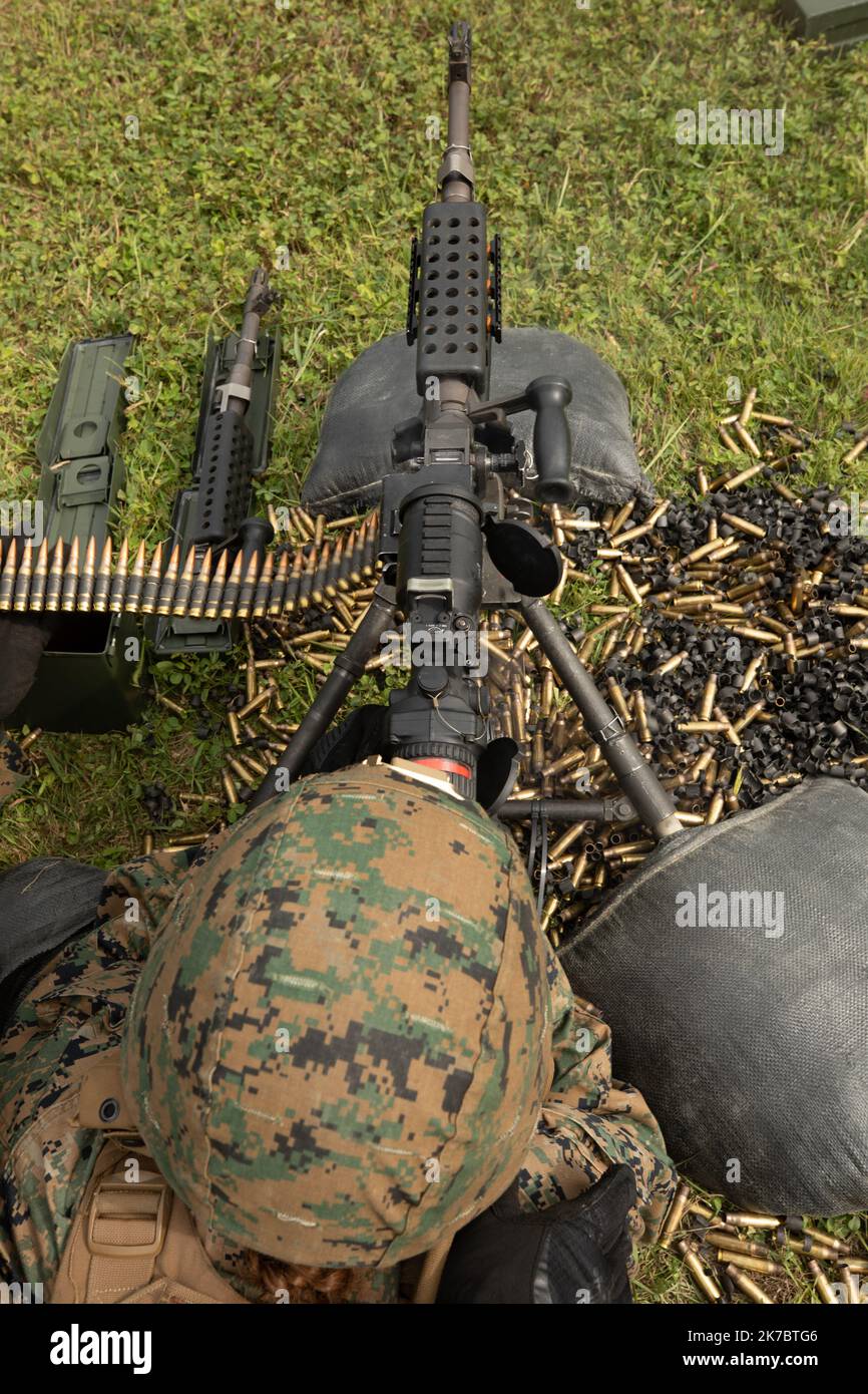 USA Marine Corps PFC. Mabel RivaDeNeira, Kraftfahrzeugbetreiber beim Combat Logistics Bataillon 4, Combat Logistics Regiment 3, 3. Marine Logistics Group, feuert während eines Live-Feuers im Central Training Area, Okinawa, Japan, am 13. Oktober 2022 ein Maschinengewehr von M240B. Die Marineinfanteristen feuerten das Maschinengewehr M240B und das Maschinengewehr des Kalibers Browning m2 .50 ab, um ihre Letalität und ihr Können mit den Waffensystemen zu erhöhen. 3. MLG mit Sitz in Okinawa, Japan, ist eine nach vorne eingesetzte Kampfeinheit, die als umfassendes Logistik- und Kampfdienststützpunkt der III MEF für den Einsatz in der TDR dient Stockfoto