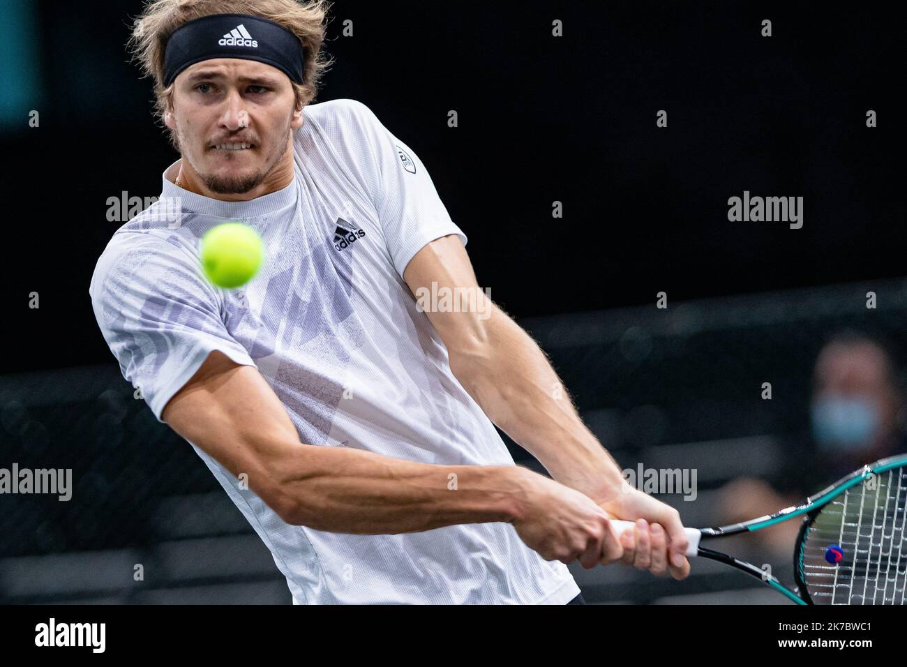 Aurelien Morissard / IP3; Paris, Frankreich le 8 novembre 2020 - L Allemand Alexander ZVEREV contre le Russe Daniil MEDVEDEV lors de la finale de Tennis en simple masculin du tournoi de Tennis en salle ATP World Tour Masters 1000 - Paris Masters (Paris Bercy) - a l Arena AccorHotels. Alexander ZVEREV aus Deutschland gegen Daniil MEDVEDEV aus Russland während ihres Final Men's Singles Tennis Match beim ATP World Tour Masters 1000 - Paris Masters (Paris Bercy) - Indoor Tennis Turnier in der AccorHotels Arena in Paris am 8. November 2020. Stockfoto