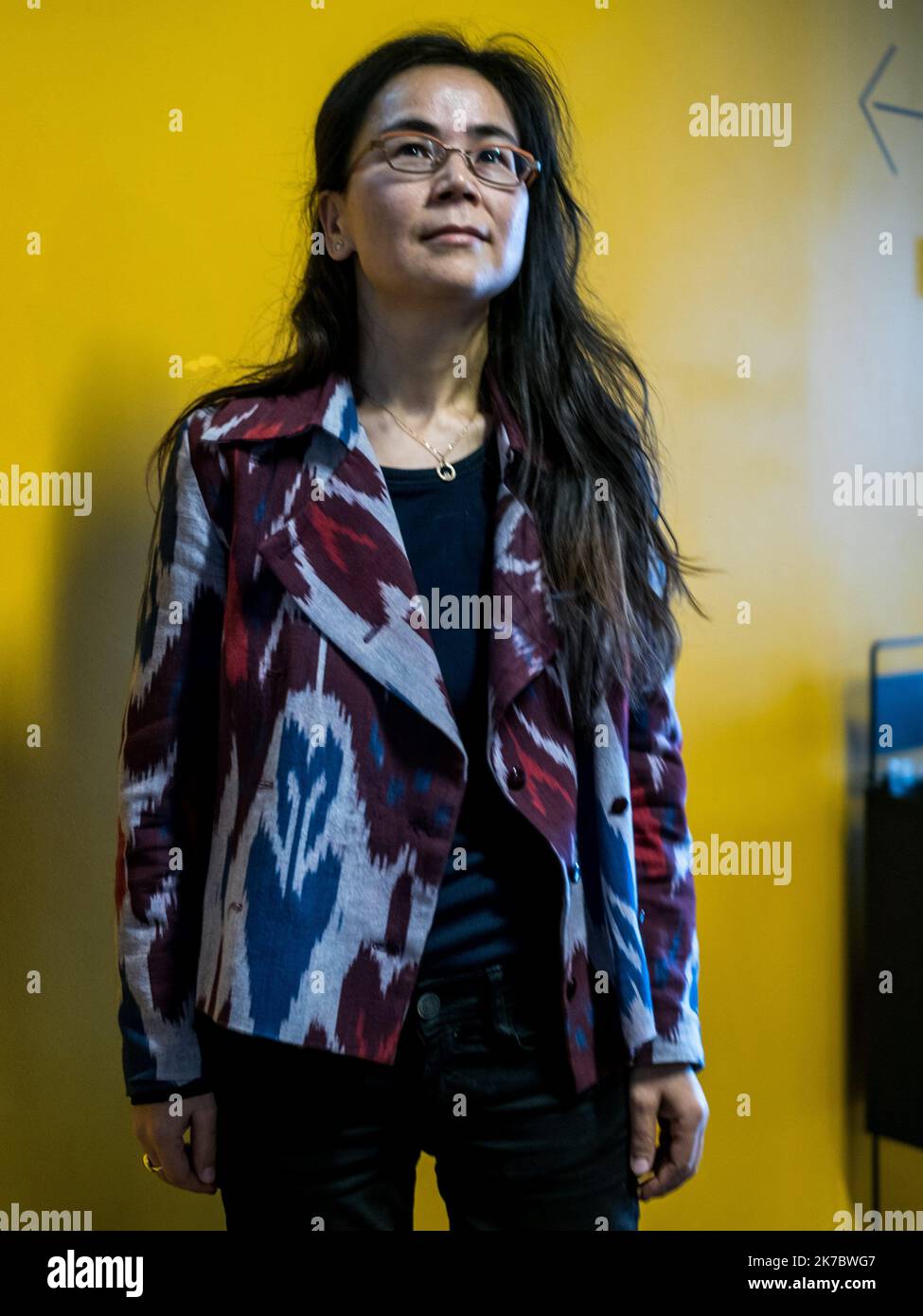 ©Michael Bunel / Le Pictorium/MAXPPP - Michael Bunel / Le Pictorium - 13/10/2020 - Frankreich / Ile-de-France / Paris - La sociologue, militante ouighour et enseignante a l'Institut National des Langues et Civilisations Orientales (INALCO) Dilnur Reyhan, femme ouighour exilee en France. / 13/10/2020 - Frankreich / Ile-de-France (Region) / Paris - Soziologin, uigurische Aktivistin und Lehrerin am Nationalen Institut für Orientalische Sprachen und Zivilisationen (INALCO) Dilnur Reyhan, uigurische Frau, die in Frankreich verbannt ist. Stockfoto