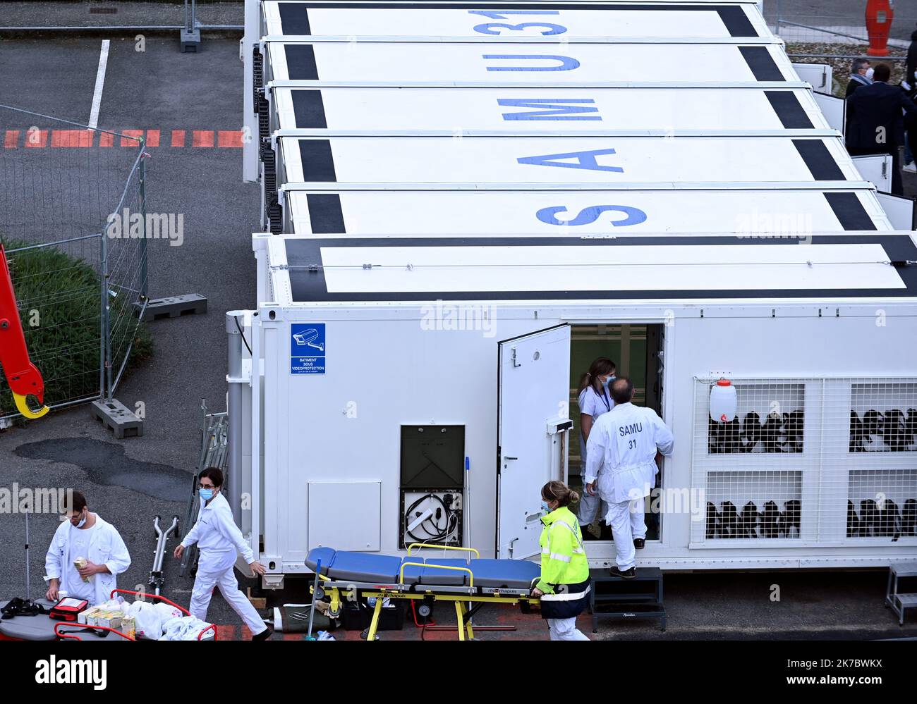 ©REMYRossano/MAXPPP - das Universitätskrankenhaus von Toulouse stellt am Montag im Rahmen des Kampfes gegen die Covid-19-Epidemie sein mobiles Feldkrankenhaus bereit. Ein in Europa einzigartiges Gerät, ein Prototyp-Lkw auf Basis militärischer Technologie, wird in weniger als einer Stunde 5 Räume für bis zu 18 Patienten auf der Intensivstation bereitstellen können. Dieses Gerät muss gehen, um das Krankenhaus von Bayonne zu stärken Stockfoto