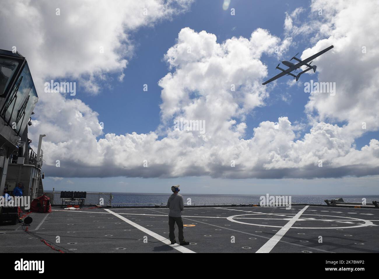 221016-N-DB801-0573 ATLANTISCHER OZEAN – (16. Oktober 2022) – die Besatzung von L3 Harris Tactical Unmanned Aerial Systems startet eine autonome Lieferdrohne FVR-90 vom Flugdeck des Spearhead-Klasse Expeditionsschnelltransportschiffes USNS Burlington (T-EPF-10), Unter angesehenen Besuchern des Scientists-to-Sea-Programms im Rahmen des Flottenexperimentierungsprogramms (FLEX) der Marine im Atlantischen Ozean, 16. Oktober 2022. (USA Navy Foto von Mass Communication Specialist 1. Class Steven Khor/veröffentlicht) Stockfoto