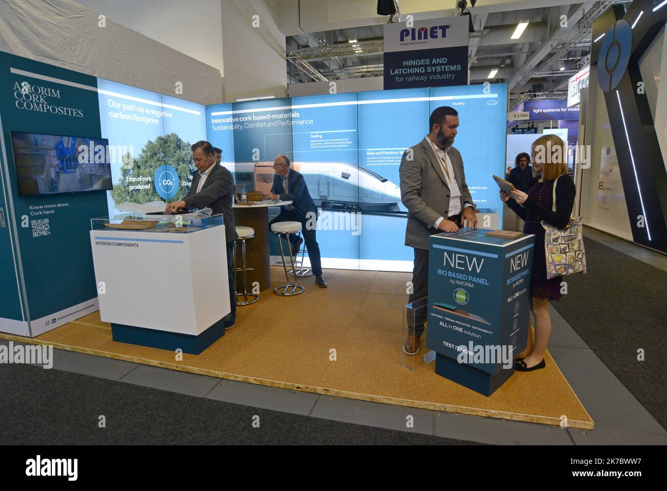 Ein Blick auf den Amorim Cork Producers Stand in den Messehallen auf der Innotrans, International Transport expo, Berlin, September 2022 Stockfoto