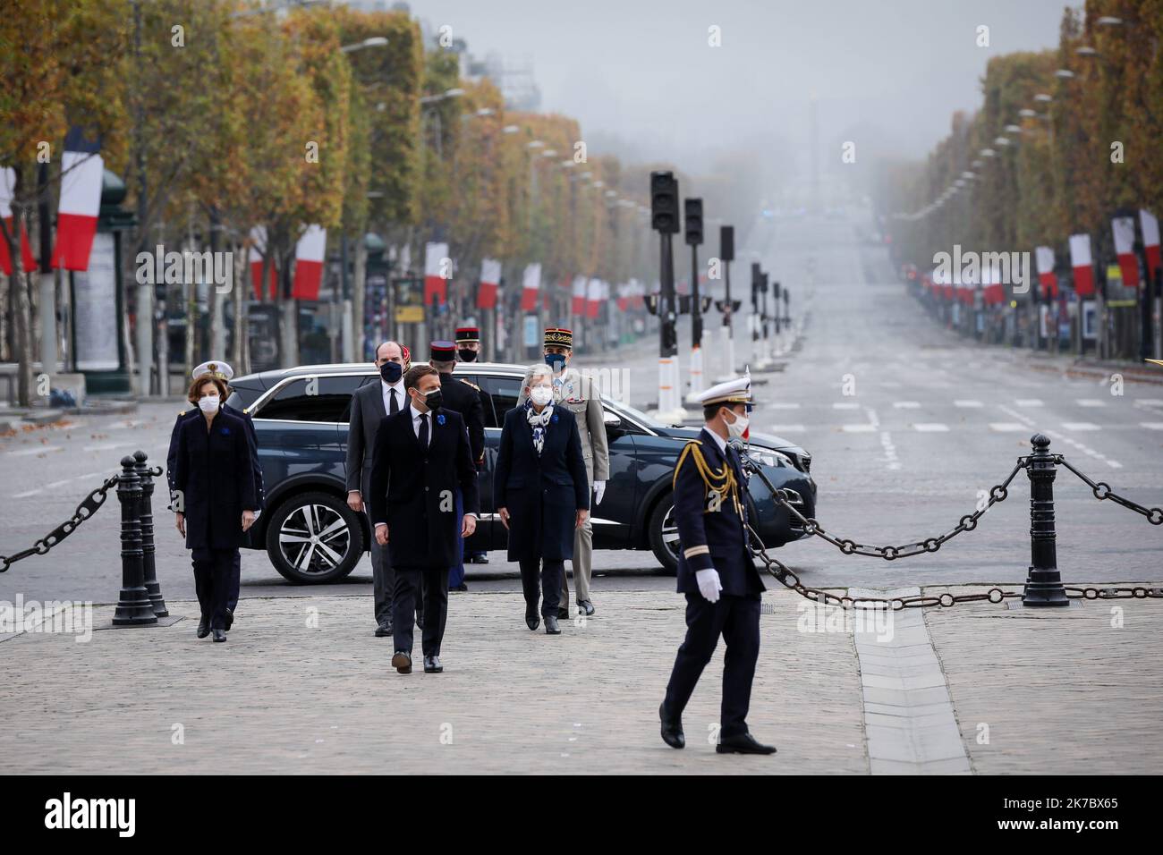 ©THOMAS PADILLA/MAXPPP - 11/11/2020 ; PARIS, FRANKREICH ; LE PRESIDENT DE LA REPUBLIQUE, EMMANUEL MACRON LEITET LA CEREMONIE DE MEMORATION DU 102EME ANNIVERSAIRE DE L' ARMISTICE DE 1918 A L' ARC DE TRIOMPHE. FLORENCE PARLY, MINISTRE DES ARMEES, JEAN CASTEX, PREMIER MINISTRE, GENEVIEVE DARRIEUSSECQ, MINISTRE DELEGUEE CHARGEE DE LA MEMOIRE ET DES ANCIENS COMBATTANTS. Paris, Frankreich. Zeremonie zum 102. Jahrestag des Waffenstillstands 1918 im Arc de Triomphe in Paris Stockfoto