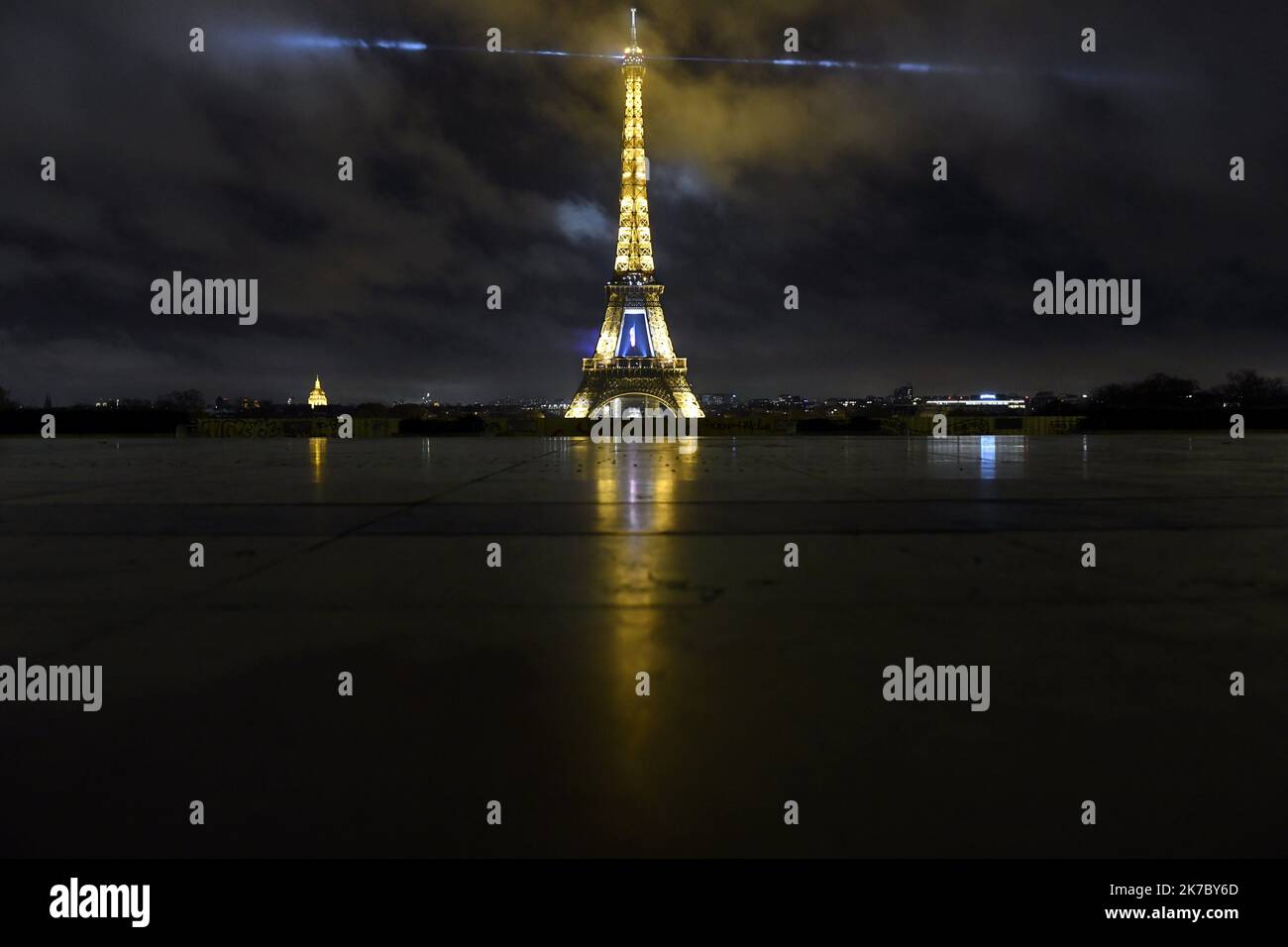 ©PHOTOPQR/L'EST REPUBLICAIN/ALEXANDRE MARCHI ; PARIS ; 11/11/2020 ; CONFINEMENT ACTE II - RECONFINEMENT - COUVRE FEU - ILE DE FRANCE - PATRIMOINE. Paris 11. November 2020. La Tour Eiffel depuis l'Esplanade du Trocadéro, la nuit pendant le reconfinement et le couvre-feu instauré par la mairie à parti de 22 heures. FOTO Alexandre MARCHI. - Locdown in Paris bei Nacht November 11 2020 Stockfoto