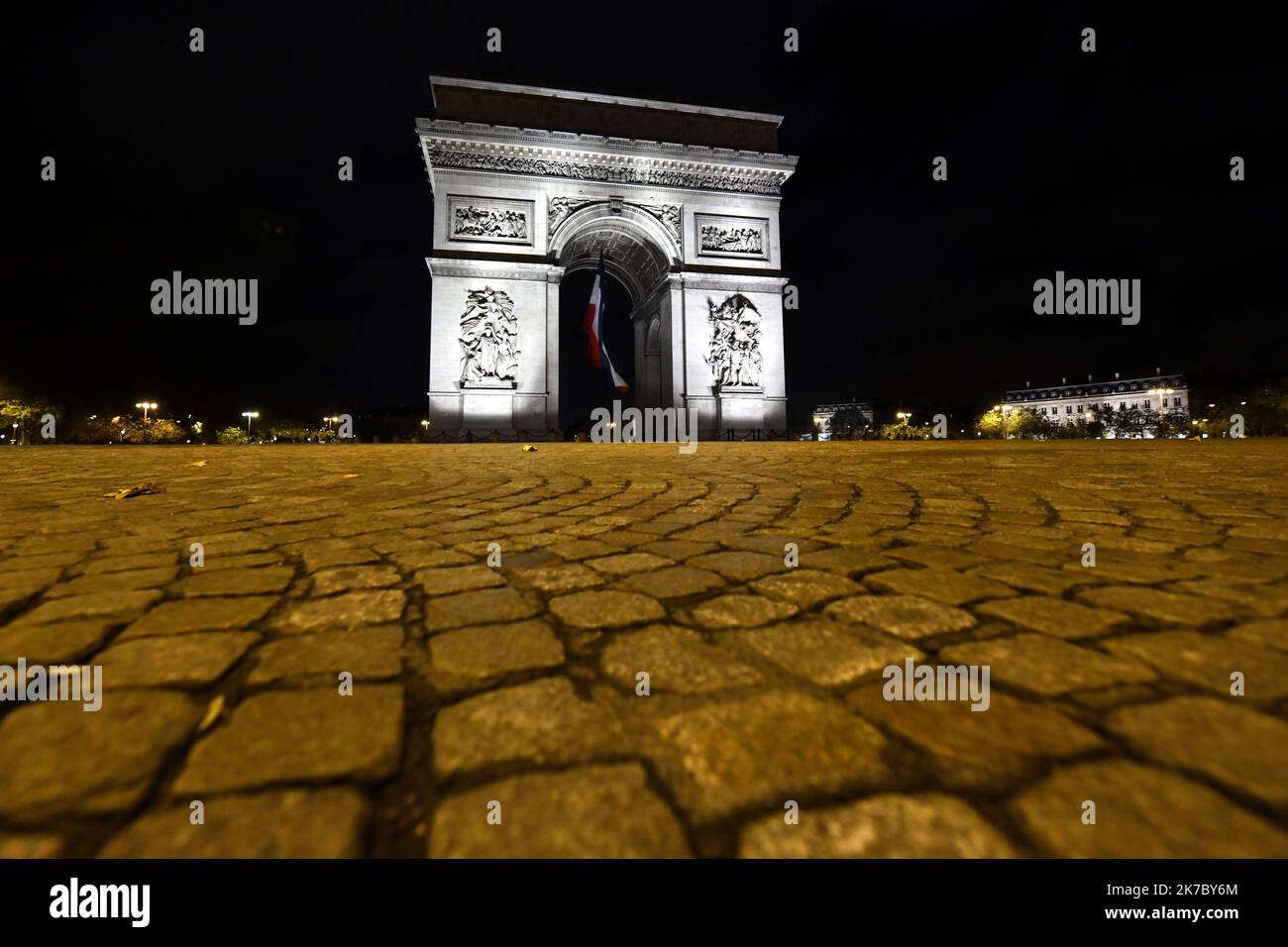 ©PHOTOPQR/L'EST REPUBLICAIN/ALEXANDRE MARCHI ; PARIS ; 11/11/2020 ; CONFINEMENT ACTE II - RECONFINEMENT - COUVRE FEU - ILE DE FRANCE - PATRIMOINE. Paris 11. November 2020. L'Arc de Triomphe sur la Place de l'Etoile, la nuit Pendant le reconfinement et le couvre-feu instauré par la mairie à parti de 22 heures. FOTO Alexandre MARCHI. - Locdown in Paris bei Nacht November 11 2020 Stockfoto