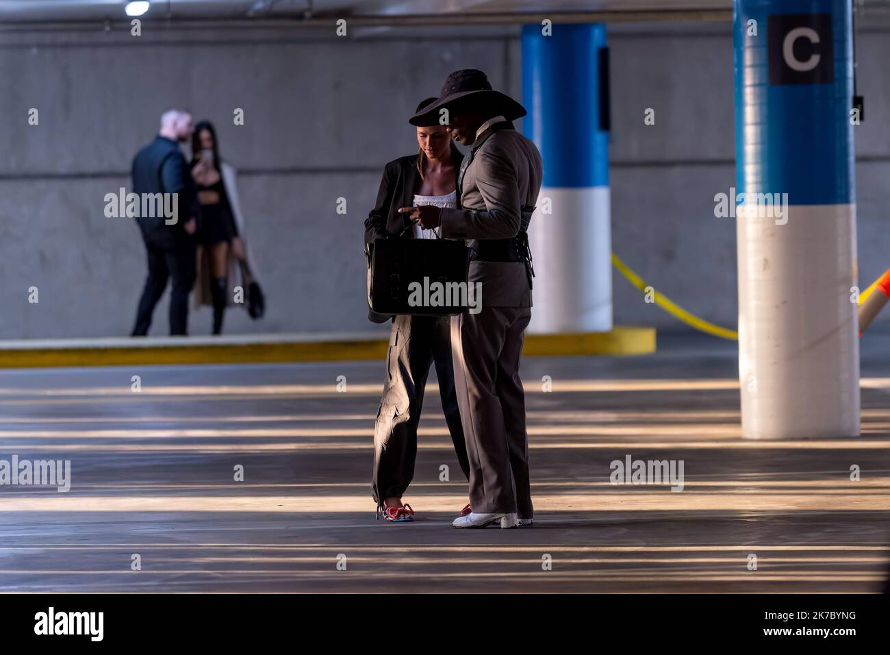 Melbourne, Australien, 14. Oktober 2022. Modeeinflüsse und Gäste posieren und machen Selfies bei der Justin Cassin Melbourne Fashion Week, die auf einem Parkplatz in den Docklands, Melbourne, Australien, stattfindet.bei der Justin Cassin Melbourne Fashion Week, die auf einem Parkplatz in den Docklands, Melbourne, Australien stattfindet. Quelle: Michael Currie/Speed Media/Alamy Live News Stockfoto