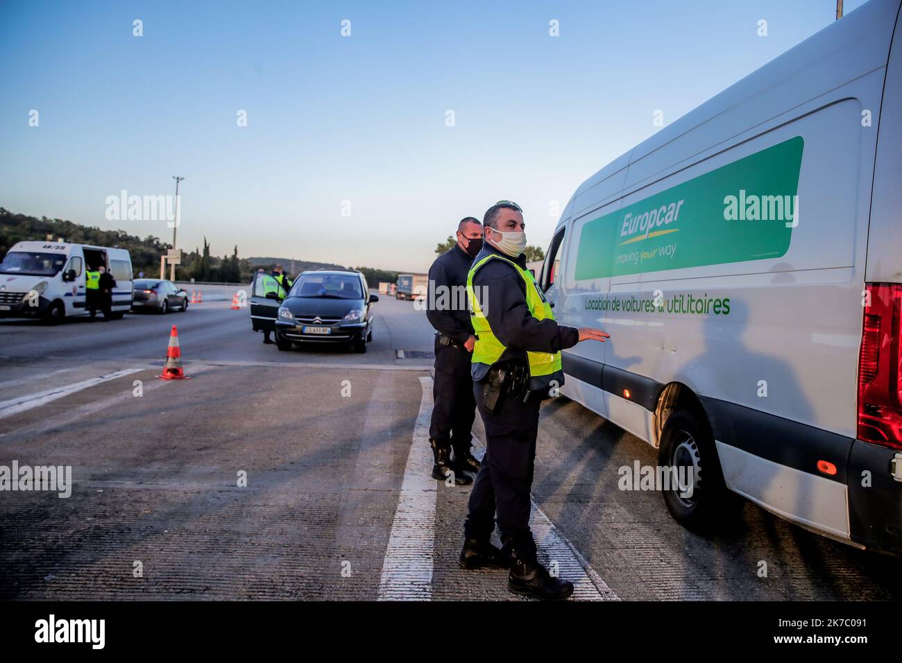 â©PHOTOPQR/Sud OUEST/guillaume bonnaud Bonnaud Guillaume ; CERBERE ; 12/11/2020 ; LE 12 NOVEMBER 2020 / POLICE AUX FRONTIERES / MIGRANTS / CONTROLE AUX FRONTIERES / / PEAGE DU PERTHUS AUTOROUTE A 9 - Frankreich Nov 12 2020 Grenzpolizei - migrantische Kontrolle Stockfoto