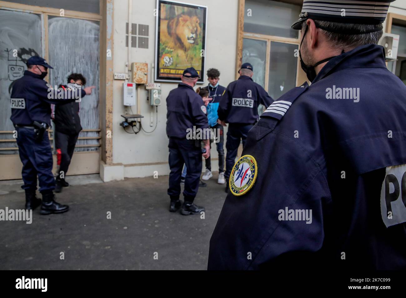 â©PHOTOPQR/Sud OUEST/guillaume bonnaud Bonnaud Guillaume ; CERBERE ; 12/11/2020 ; LE 12 NOVEMBRE 2020 / POLICE AUX FRONTIERES / MIGRANTS / CONTROLE AUX FRONTIERES / GARE SNCF DE CERBERE PYRENEES ORIENTALE / ET ARRESTATION DE MIGRANTS - France Nov 12 2020 Grenzpolizei - migrantische Kontrolle Stockfoto