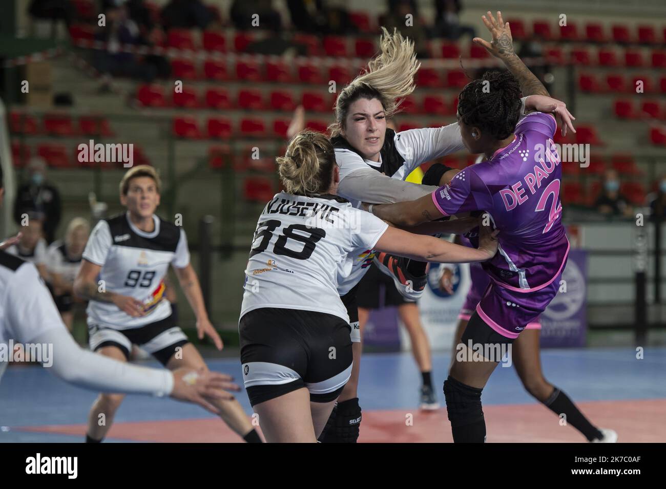 ©PHOTOPQR/PRESSE OCEAN/Olivier Lanrivain ; Nantes ; 15/11/2020 ; Hand feminin. Victoire des nantaises du NAHB contre les polonaises de Buzau en Coupe d'europe à Nantes. Foto Olivier Lanrivain - Hand Nantes vs Polen Nov 15 2020 Stockfoto