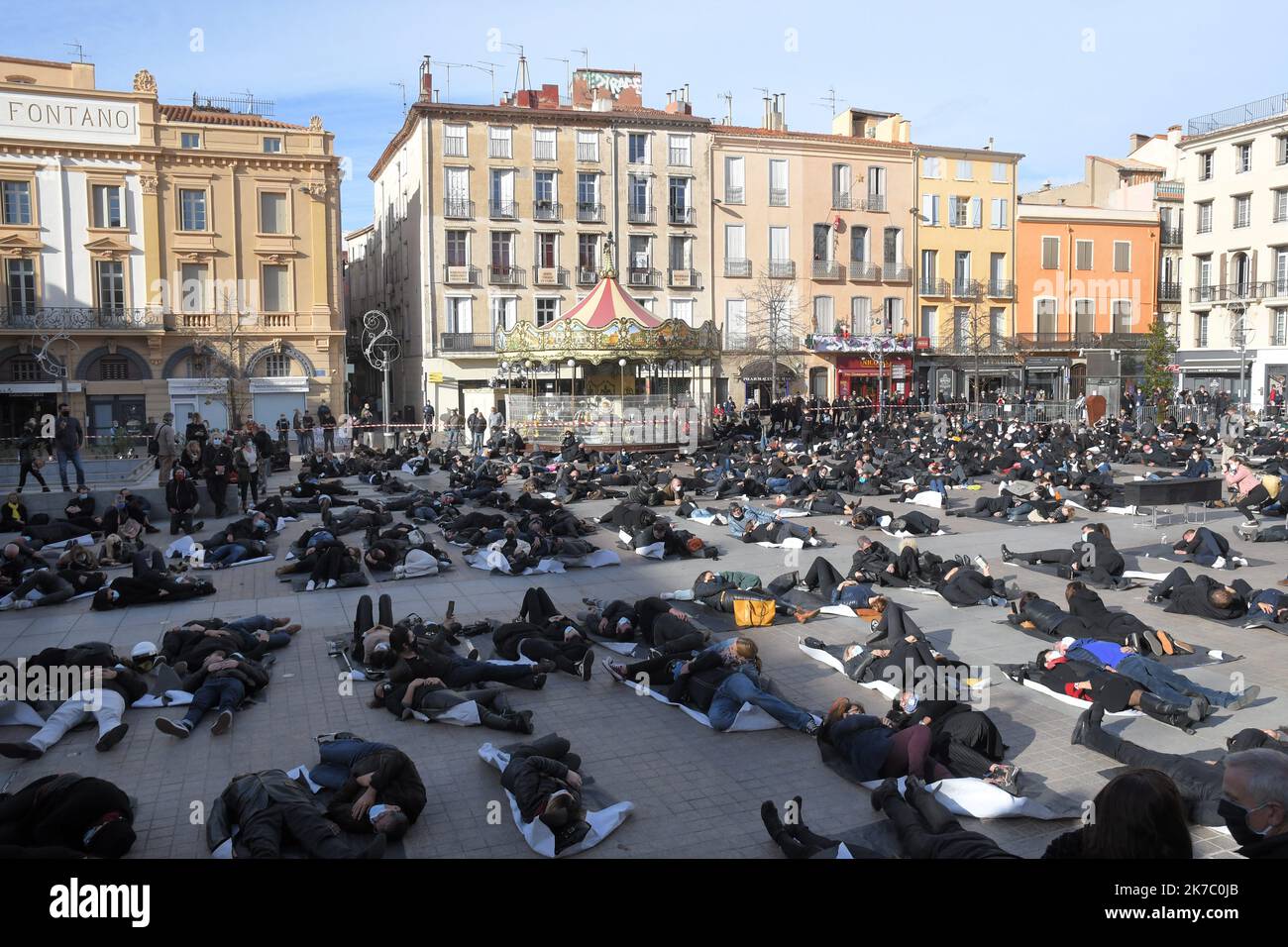 ©PHOTOPQR/L'INDEPENDANT/Clementz Michel ; PERPIGNAN ; 16/11/2020 ; PERPIGNAN LE 16 NOVEMBRE 2020 / COMMERCE / CONFINEMENT / LUTTE CONTRE LA PANDEMIE DE CORONAVIRUS COVID-19 / MANIFESTATION DES GEANTES DES GERANTS ET PROPRIETAIRES DE COMMERCES DIT NON-ESSENTIELS / HAPPENING PLACE DE LA REPUBLIQUE OU PLUS DE 1000 PERSONNES ONT PRIS PART A L'EVENEMENT / ILLUSTRATION / MANIFESTANTS - Demonstration sogenannter nicht-wesentlicher Unternehmen FRANKREICH PERPIGNAN NOV 16 2020 Stockfoto