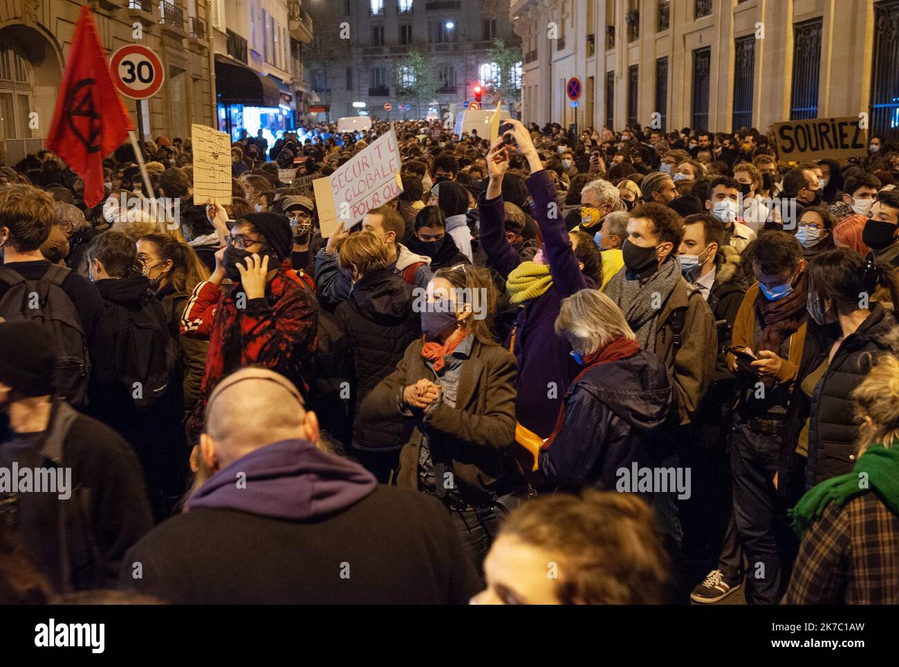 ©Laurent Paillier / Le Pictorium/MAXPPP - Laurent Paillier / Le Pictorium - 18/11/2020 - Frankreich / Paris - CE 17 novembre une Manifestation contre la Proposition de loi 'securite globale' s'est tenue pres de l'Assemblee Nationale. CE Texte souhaite encadrer la Diffusion d'images des policiers et gendarmes avec l'article 24, Qui prevoit de penalizer d'un an de pins et de 45000 Euros d'amende la Diffusion de 'l'image du visage ou tout autre Element d'identification' d'un policier ou d'un Gendarme en Intervention / 18/11/2020 - Frankreich / Paris - am 17. November eine Demonstration gegen den vorgeschlagenen Stockfoto