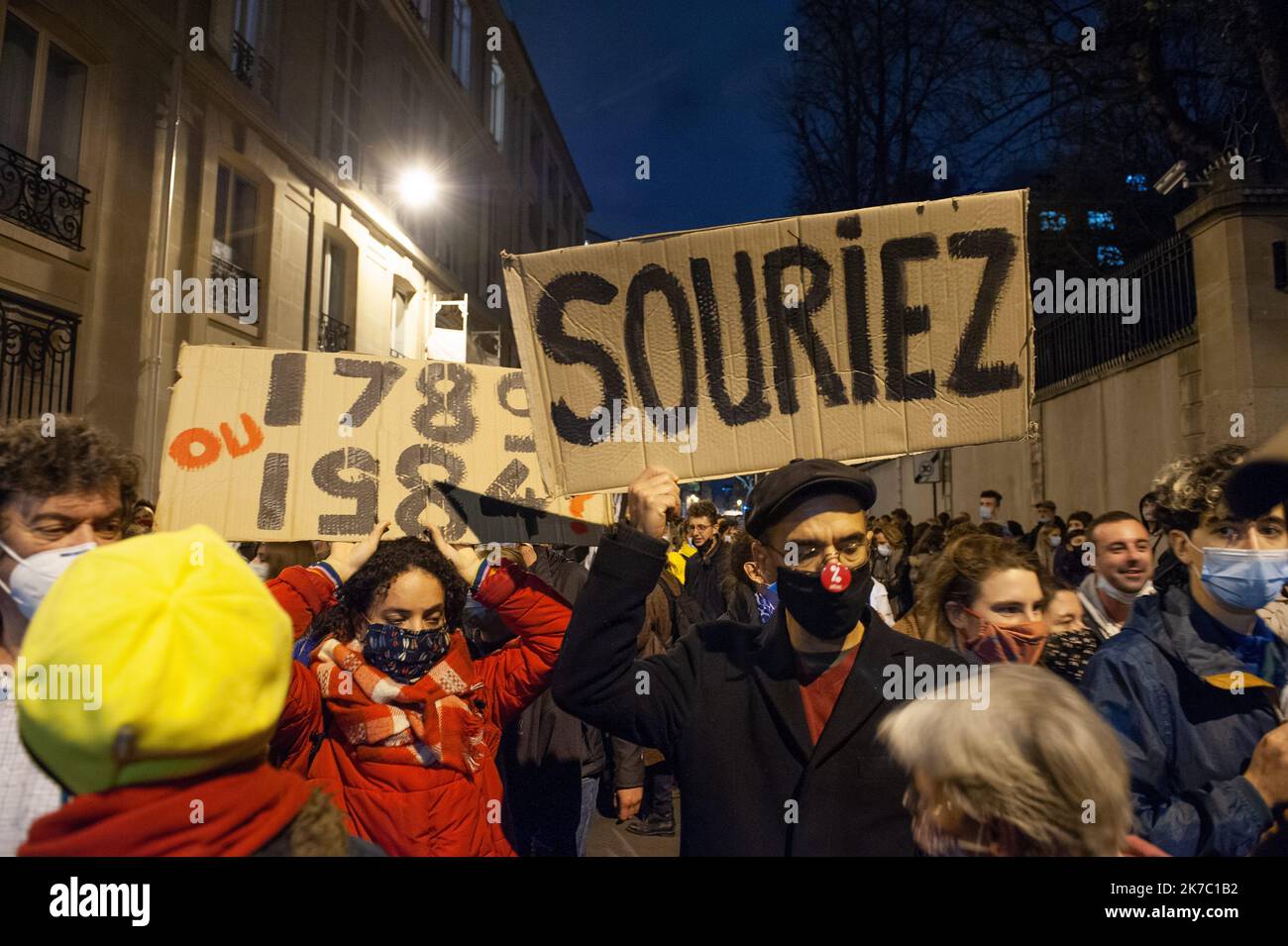 ©Laurent Paillier / Le Pictorium/MAXPPP - Laurent Paillier / Le Pictorium - 18/11/2020 - Frankreich / Paris - CE 17 novembre une Manifestation contre la Proposition de loi 'securite globale' s'est tenue pres de l'Assemblee Nationale. CE Texte souhaite encadrer la Diffusion d'images des policiers et gendarmes avec l'article 24, Qui prevoit de penalizer d'un an de pins et de 45000 Euros d'amende la Diffusion de 'l'image du visage ou tout autre Element d'identification' d'un policier ou d'un Gendarme en Intervention / 18/11/2020 - Frankreich / Paris - am 17. November eine Demonstration gegen den vorgeschlagenen Stockfoto