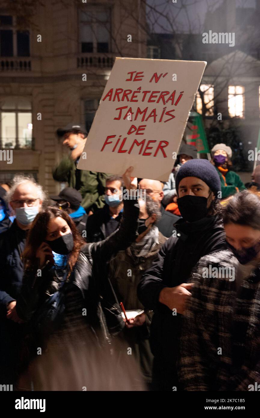 ©Laurent Paillier / Le Pictorium/MAXPPP - Laurent Paillier / Le Pictorium - 18/11/2020 - Frankreich / Paris - CE 17 novembre une Manifestation contre la Proposition de loi 'securite globale' s'est tenue pres de l'Assemblee Nationale. CE Texte souhaite encadrer la Diffusion d'images des policiers et gendarmes avec l'article 24, Qui prevoit de penalizer d'un an de pins et de 45000 Euros d'amende la Diffusion de 'l'image du visage ou tout autre Element d'identification' d'un policier ou d'un Gendarme en Intervention / 18/11/2020 - Frankreich / Paris - am 17. November eine Demonstration gegen den vorgeschlagenen Stockfoto