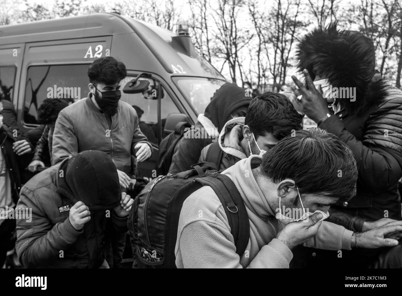 ©Michael Bunel / Le Pictorium/MAXPPP - Michael Bunel / Le Pictorium - 17/11/2020 - Frankreich / Ile-de-France / Saint-Denis - des refugies se protegent le visage des gaz lacrymogene utilize par la Police apres quelques mouvements de foule pour acceder au Bus. Evakuierung des Camp de Refugies de Saint Denis. Entre 1500 et 2000 personnes vivaient dans un Camp insalubre depuis plusieurs mois. 17. November 2020. Saint Denis, Frankreich. / 17/11/2020 - Frankreich / Ile-de-France (Region) / Saint-Denis - Flüchtlinge schützen ihr Gesicht vor Tränengas, das die Polizei nach einigen Massenbewegungen für den Zugang zum Bus verwendet. Ev Stockfoto