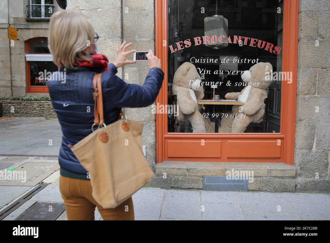 ©PHOTOPQR/LE TELEGRAM/Vincent Michel / Le Mensuel de Rennes ; Rennes ; 20/11/2020 ; FOTO Vincent Michel / Le Mensuel de Rennes. RENNES (35): Des ours en peluche geants s'invitent a la table du Restaurant rennais 'Les Brocanteurs' durant le second Episode du confinement - Rennes, Frankreich, nov 20. 2020 - riesige Teddybären im Restaurant 'les brocanteurs' während der zweiten französischen Sperre Stockfoto