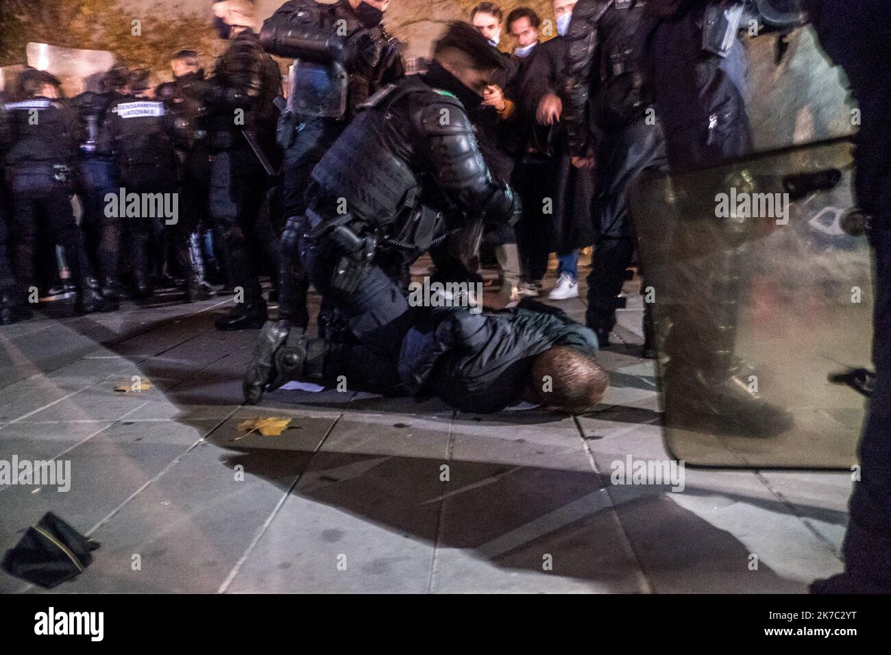 ©Michael Bunel / Le Pictorium/MAXPPP - Michael Bunel / Le Pictorium - 23/11/2020 - Frankreich / Ile-de-France / Paris - Interpellation. A l appel de l Association Utopia 56 des centaines de refugies ont converge Place de la republique ou ils ont installe des centaines de tentes. Une Action en reaction a l Operation de demantelement du Camp de saint Denis ou pres de 800 personnes n avaient pu etre pris en Charge. En moins d'une heure les forces de l'ordre sont intervents et ont evakue violamment le campement. 23. November 2020. Frankreich, Ile-de-France, Saint-Denis. / 23/11/2020 - Frankreich / Ile-de-Fran Stockfoto