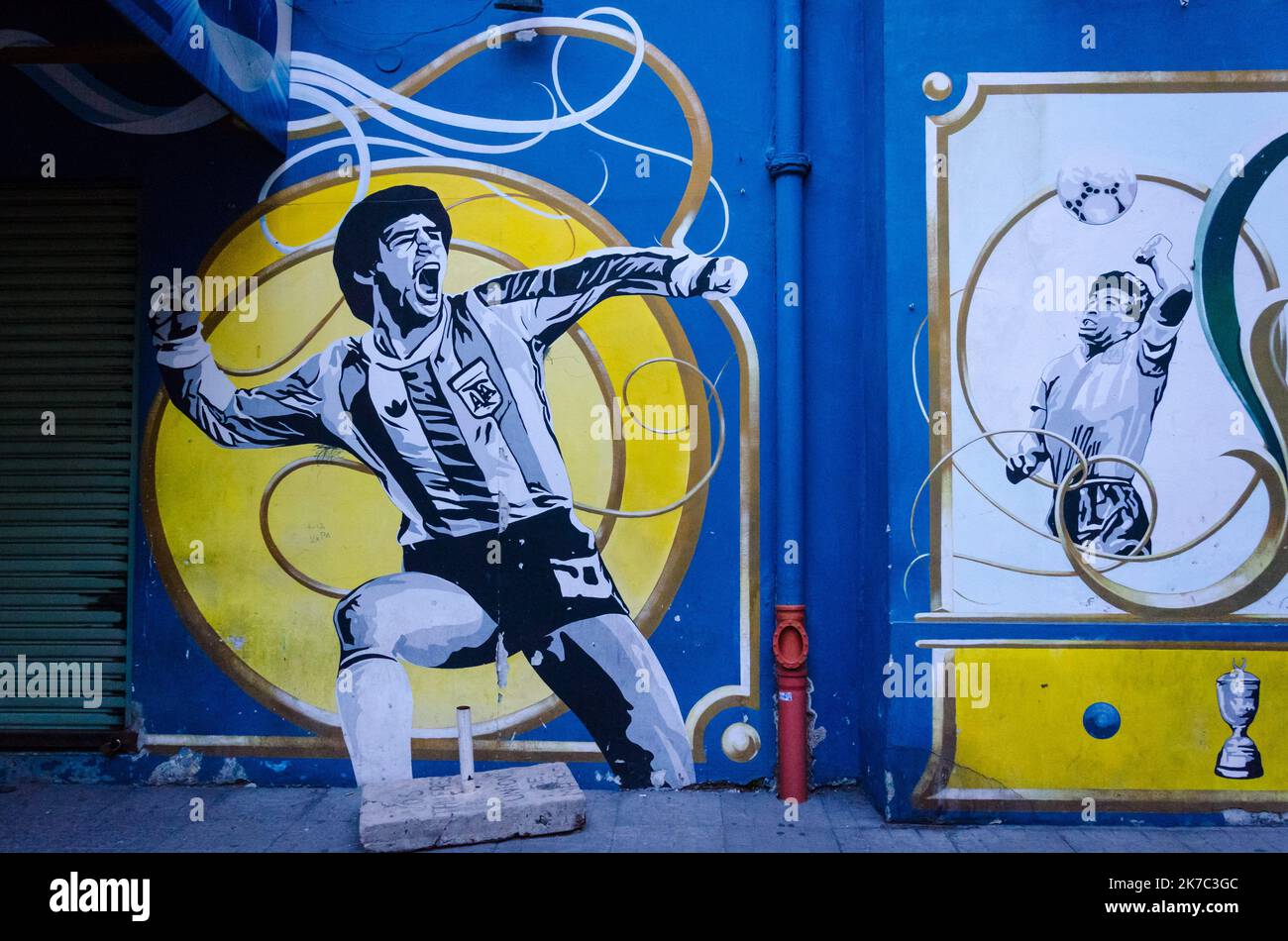 ©Matias Izaguirre / Le Pictorium/MAXPPP - Matias Izaguirre / Le Pictorium - 21/11/2012 - Argentinien / Buenos Aires - A Buenos Aires, il y a beaucoup de Maradona peint, la plus grande idole de l'equippe nationale de Football. L'Argentine a remporte avec lui la Coupe du Monde du Mexique en 1986 et a atteint la deuxieme place en Italie en 1990. Cette peinture murale, a quelques metres du stade du populaire Boca Juniors, represente deux scenes qui font Partie de la mythologie du Football Argentine: Maradona celebrant un but avec son geste typique et le sieht a ete le Premier but contre l'Angleterre e Stockfoto