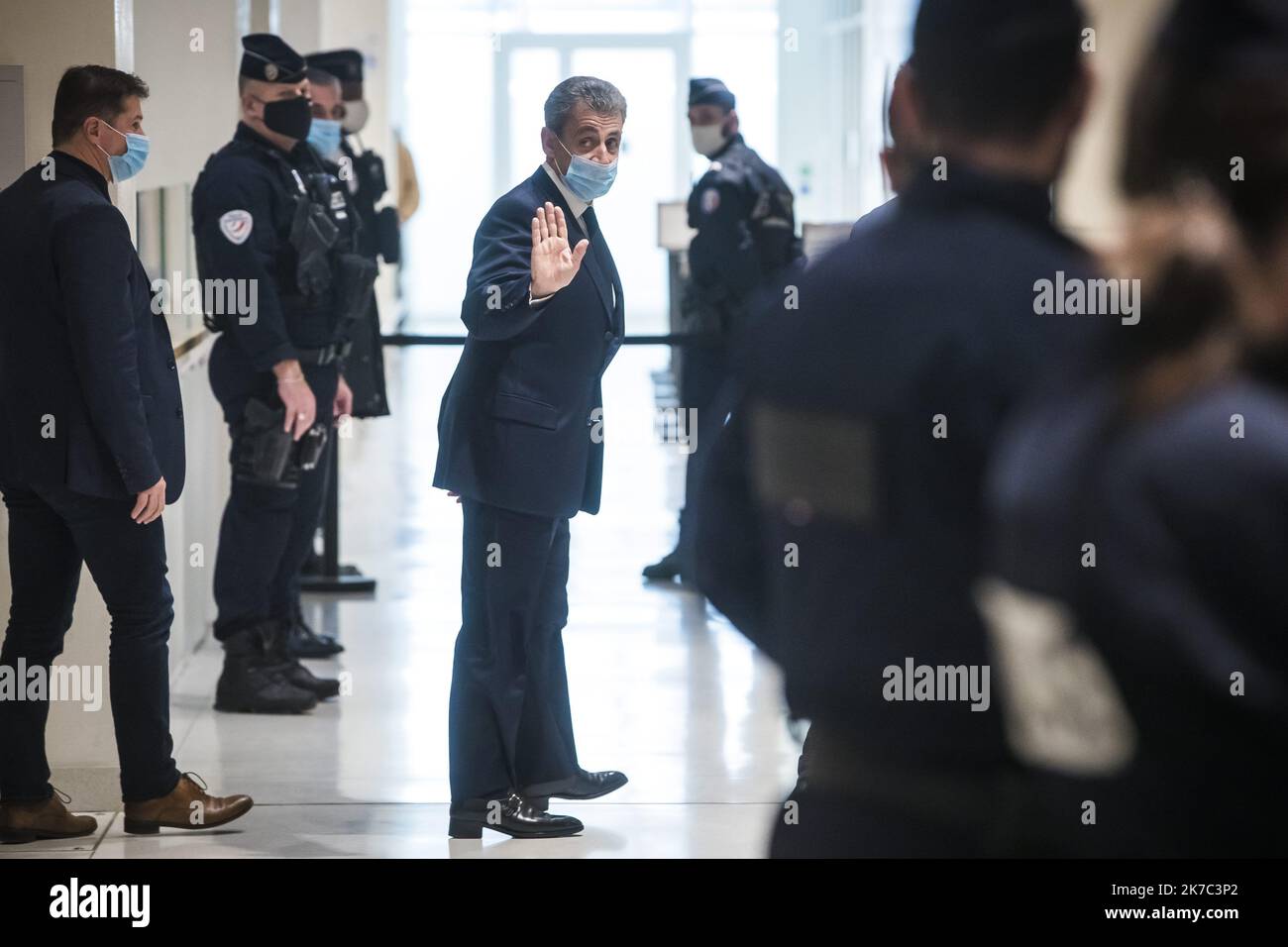 ©Christophe Petit Tesson/MAXPPP - 26/11/2020 ; PARIS ; Frankreich - der ehemalige französische Präsident Nicolas Sarkozy verlässt das Gericht während seines Prozesses wegen Korruptionsvorwürfen in der sogenannten "Abhöraffäre" in Paris, Frankreich, am 26. November 2020. Die Studie soll vom 23. November bis zum 10. Dezember laufen. Stockfoto