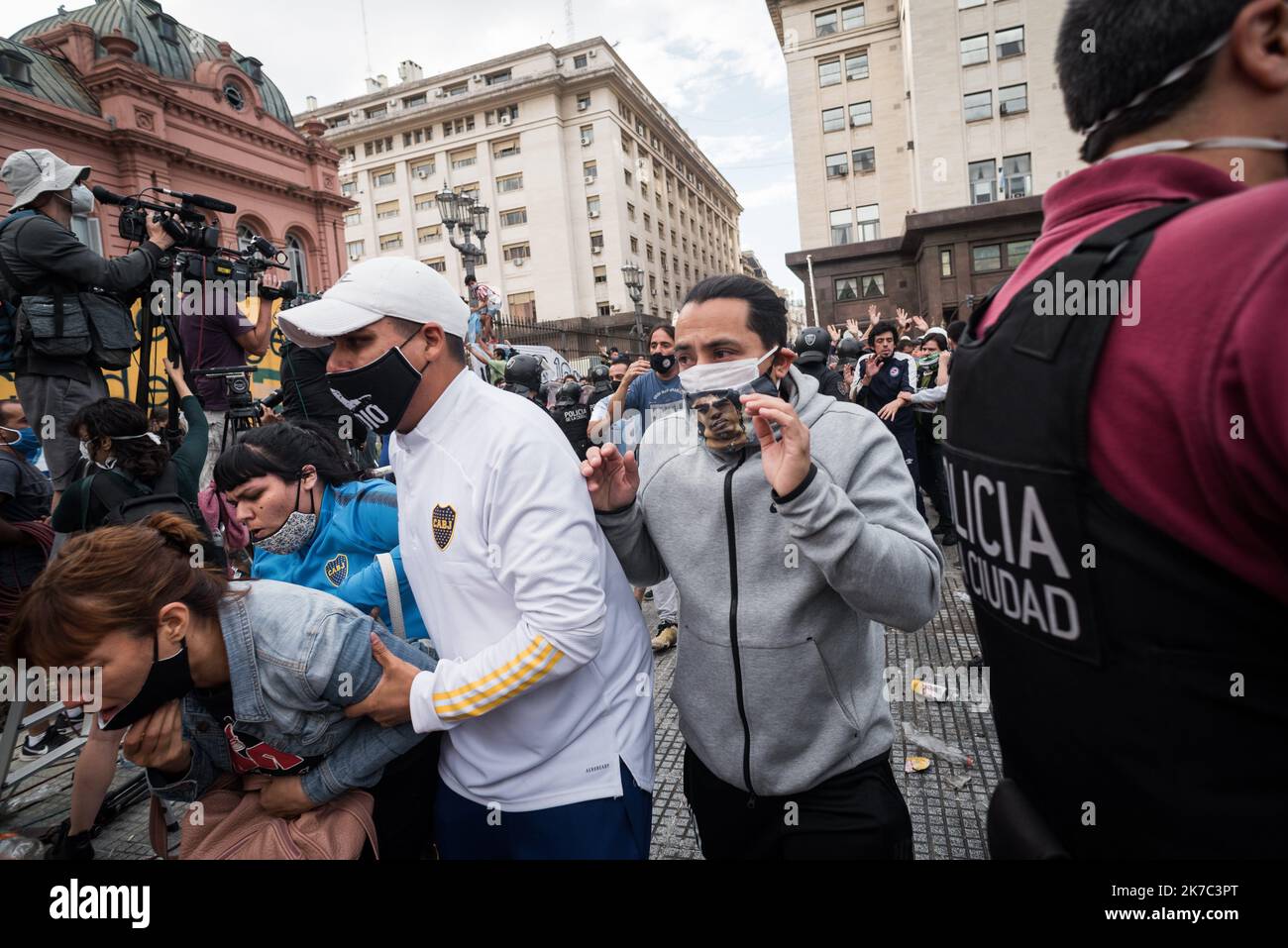 ©Alejo Manuel Avila / Le Pictoriu/MAXPPP - Alejo Manuel Avila / Le Pictorium - 26/11/2020 - Argentinien / Buenos Aires - Apres les Incidents survenus au Debut des funerailles, les gens entrent a la -Casa Rosada- pour rendre Hommage a Diego Maradona. / 26/11/2020 - Argentinien / Buenos Aires - nach den Vorfällen, die sich zu Beginn der Beerdigung ereignet haben, betreten die Menschen die Casa Rosada, um Diego Maradona zu ehren. Stockfoto