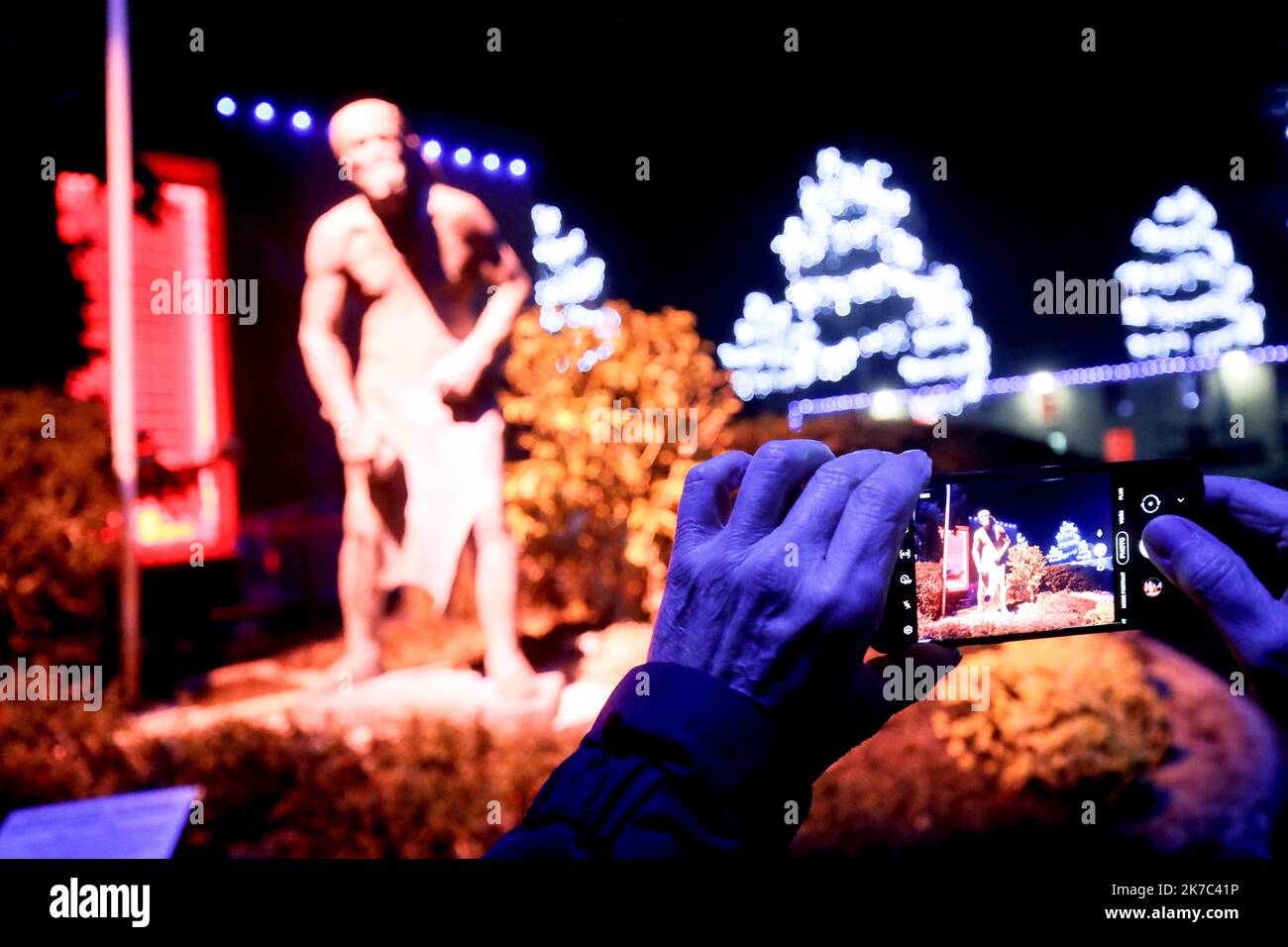 ©PHOTOPQR/VOIX DU Nord/Sami Belloumi Belloumi ; 26/11/2020 ; Hautmont le 26 novembre 2020: ILLUMINATIONS. FOTO SAMI BELLOUMI LA VOIX DU NORD. - 2020/11/26. Weihnachtsbeleuchtung in Frankreich. Stockfoto