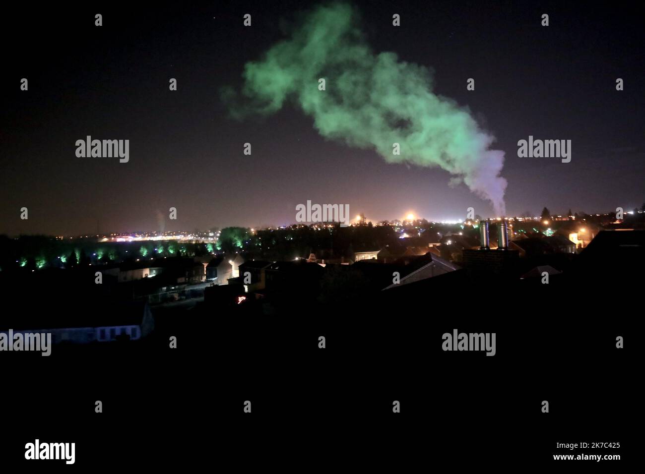 ©PHOTOPQR/VOIX DU Nord/Sami Belloumi Belloumi ; 26/11/2020 ; Hautmont le 26 novembre 2020: ILLUMINATIONS. FOTO SAMI BELLOUMI LA VOIX DU NORD. - 2020/11/26. Weihnachtsbeleuchtung in Frankreich. Stockfoto