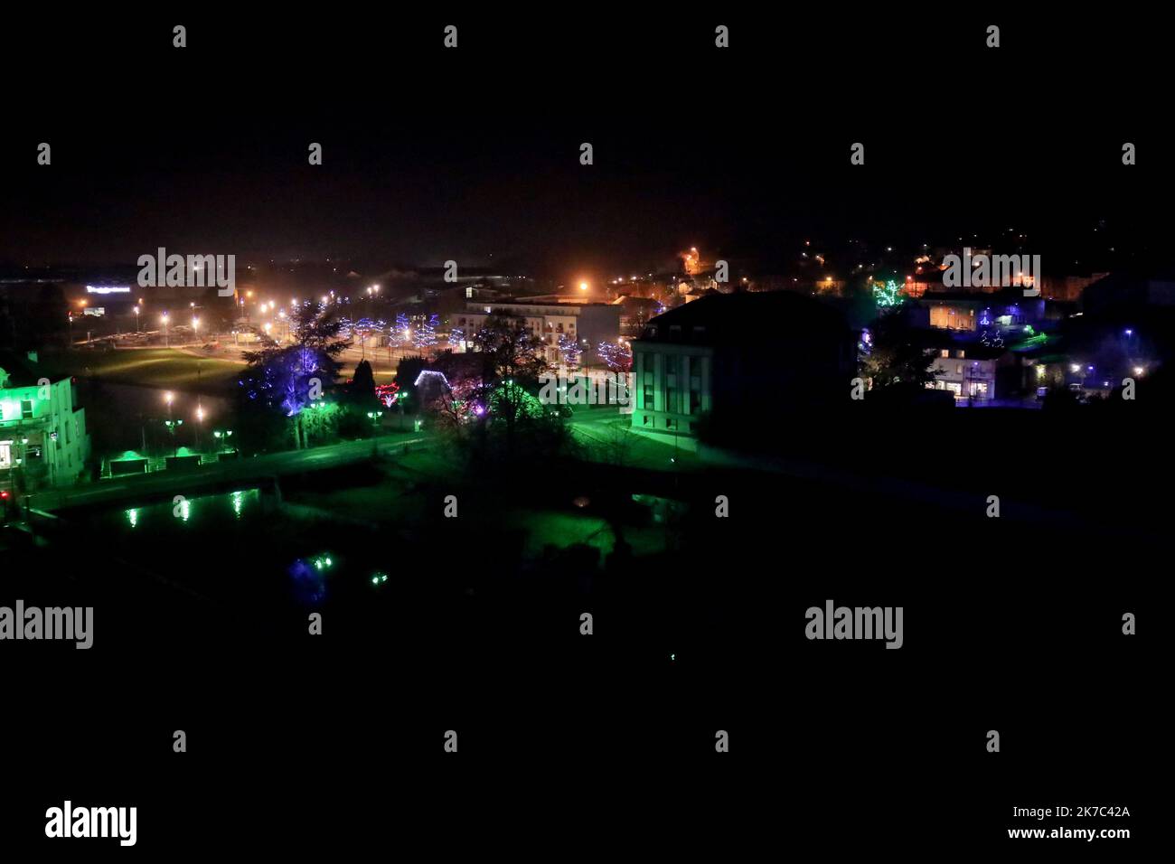 ©PHOTOPQR/VOIX DU Nord/Sami Belloumi Belloumi ; 26/11/2020 ; Hautmont le 26 novembre 2020: ILLUMINATIONS. FOTO SAMI BELLOUMI LA VOIX DU NORD. - 2020/11/26. Weihnachtsbeleuchtung in Frankreich. Stockfoto