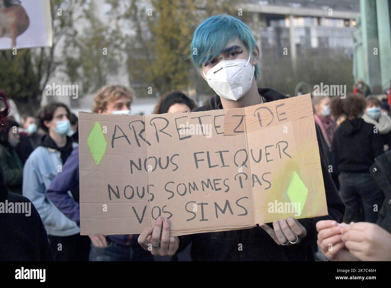 ©PHOTOPQR/OUEST FRANKREICH/jerome fouquet ; NANTES ; 27/11/2020 ; Loire Atlantique. Plus de 2000 personnes ont défilé dans les rues de Nantes pmour dénoncer la loi sur la sécurité globale. Foto: jerome fouquet/Ouest-france Demonstration gegen die "globale Sicherheit" am 27. November 2020 in Nantes, Westfrankreich. Stockfoto